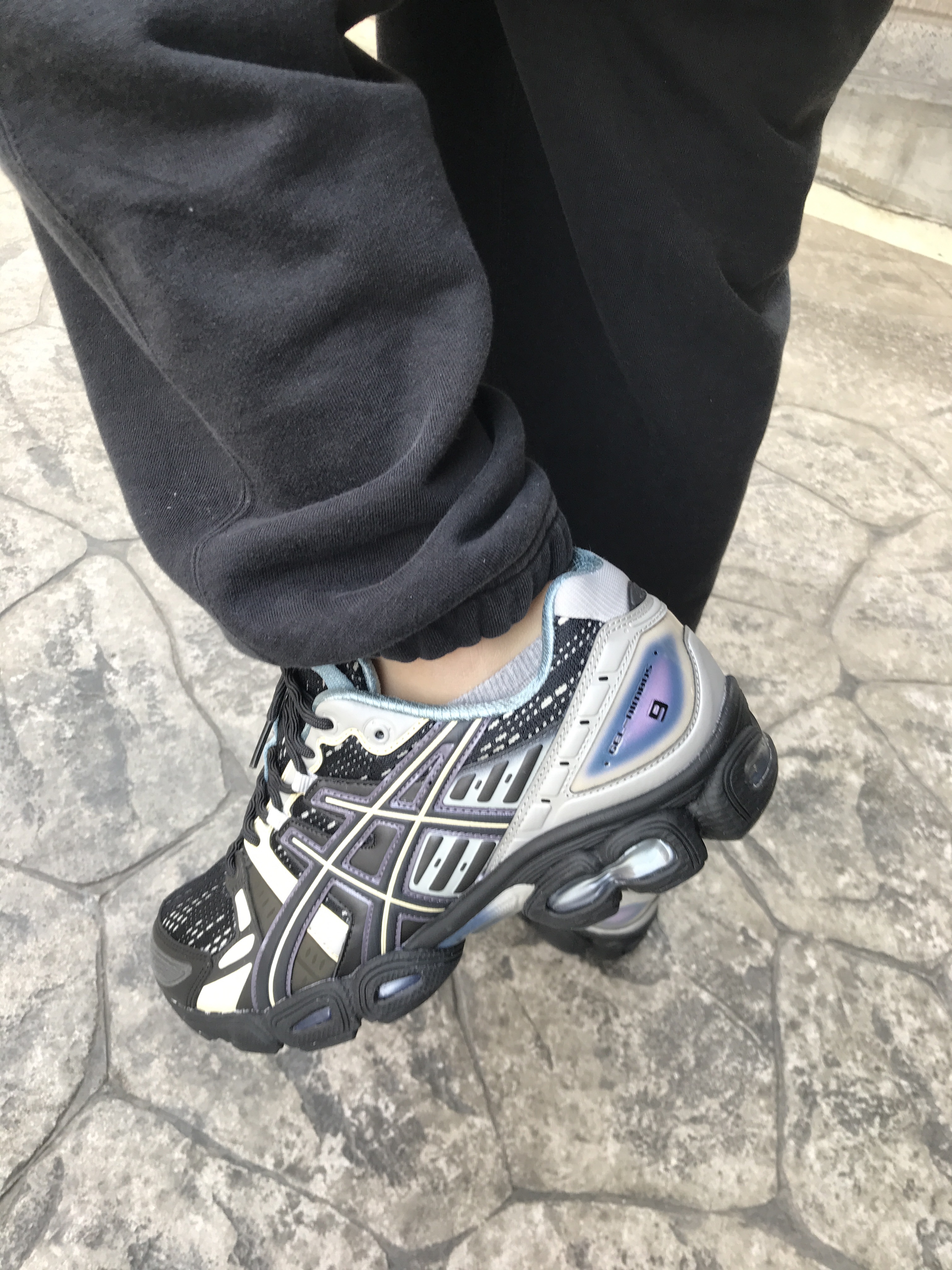 Asics UB5-S Gel-Nimbus 9 Black Gunmetal 착용 스타일 - 2