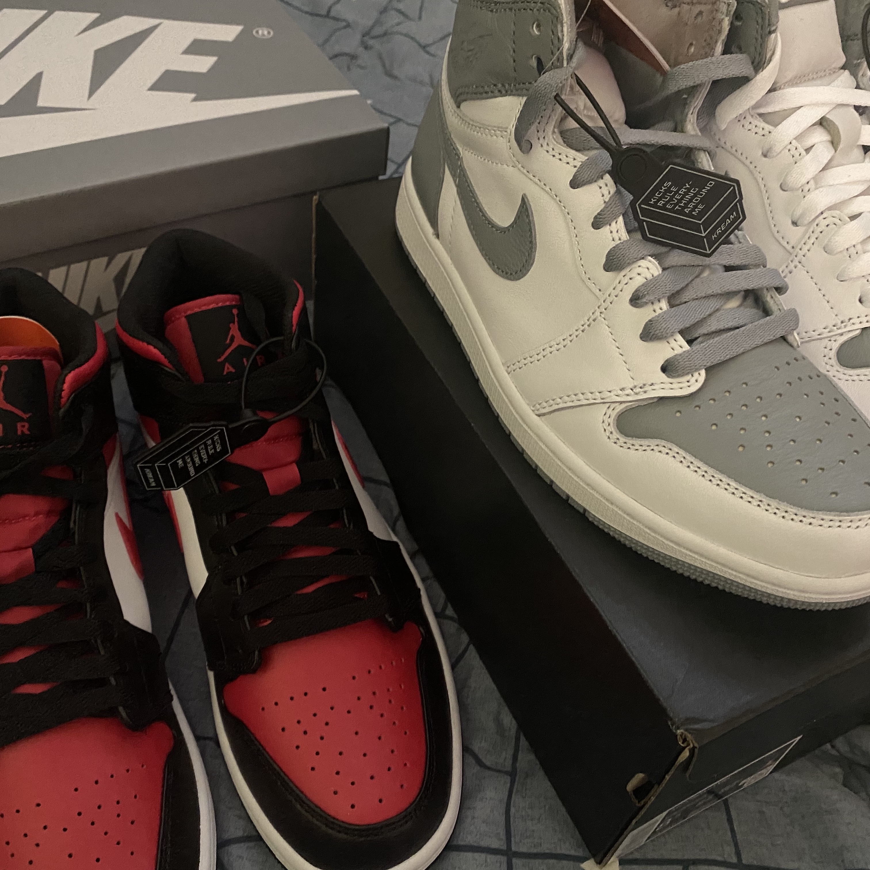 Jordan 1 Mid Black Fire Red, Jordan 1 Retro High OG Stealth 착용 스타일