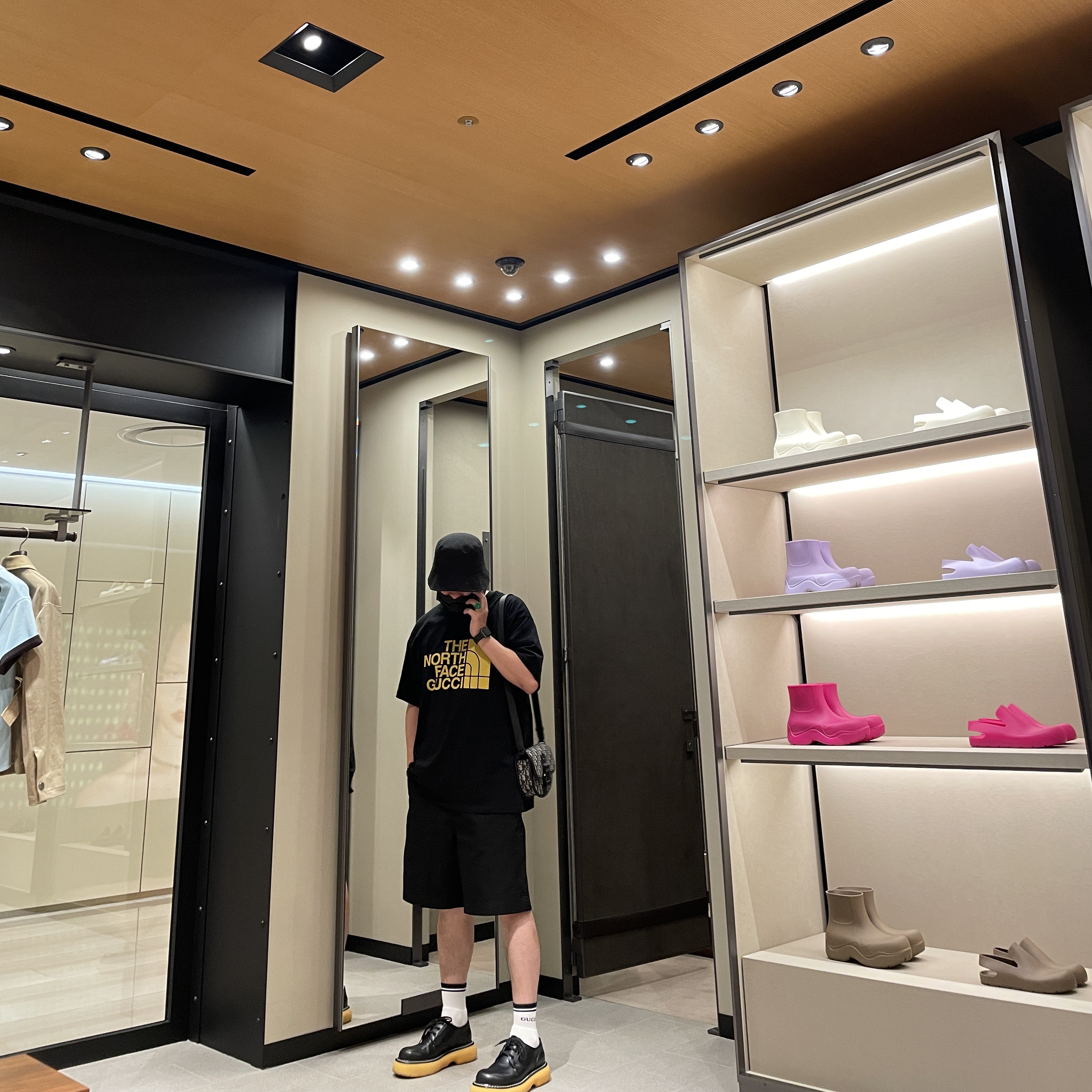 Bottega Veneta Swell Brushed Leather Laced-Up Shoes Black, Dior Gallop Mini Messenger Bag Black Grained Calfskin Beige & Black Dior Oblique Jacquard 착용 스타일 - 1