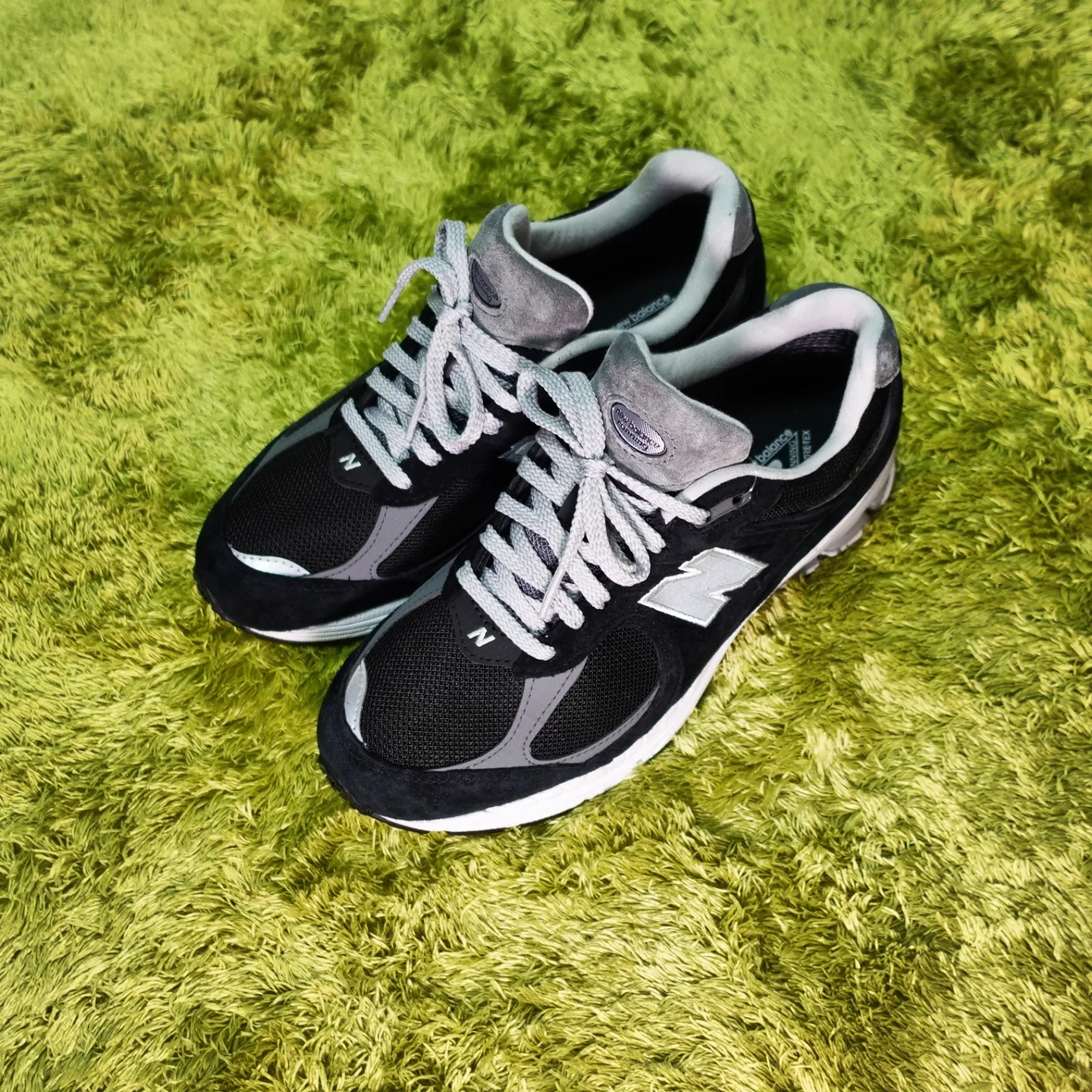 New Balance 2002R Gore-Tex Black Silver Metalic 착용 스타일 - 1