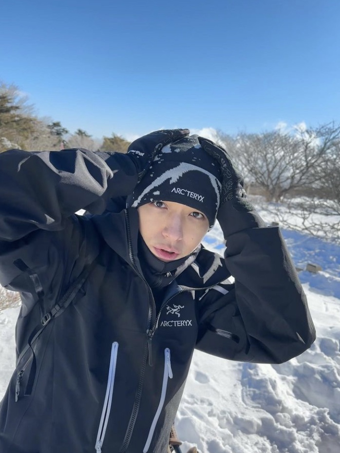 Arc'teryx Grotto Toque Orca, Arc'teryx Alpha SV Jacket Orca 착용 스타일 - 1