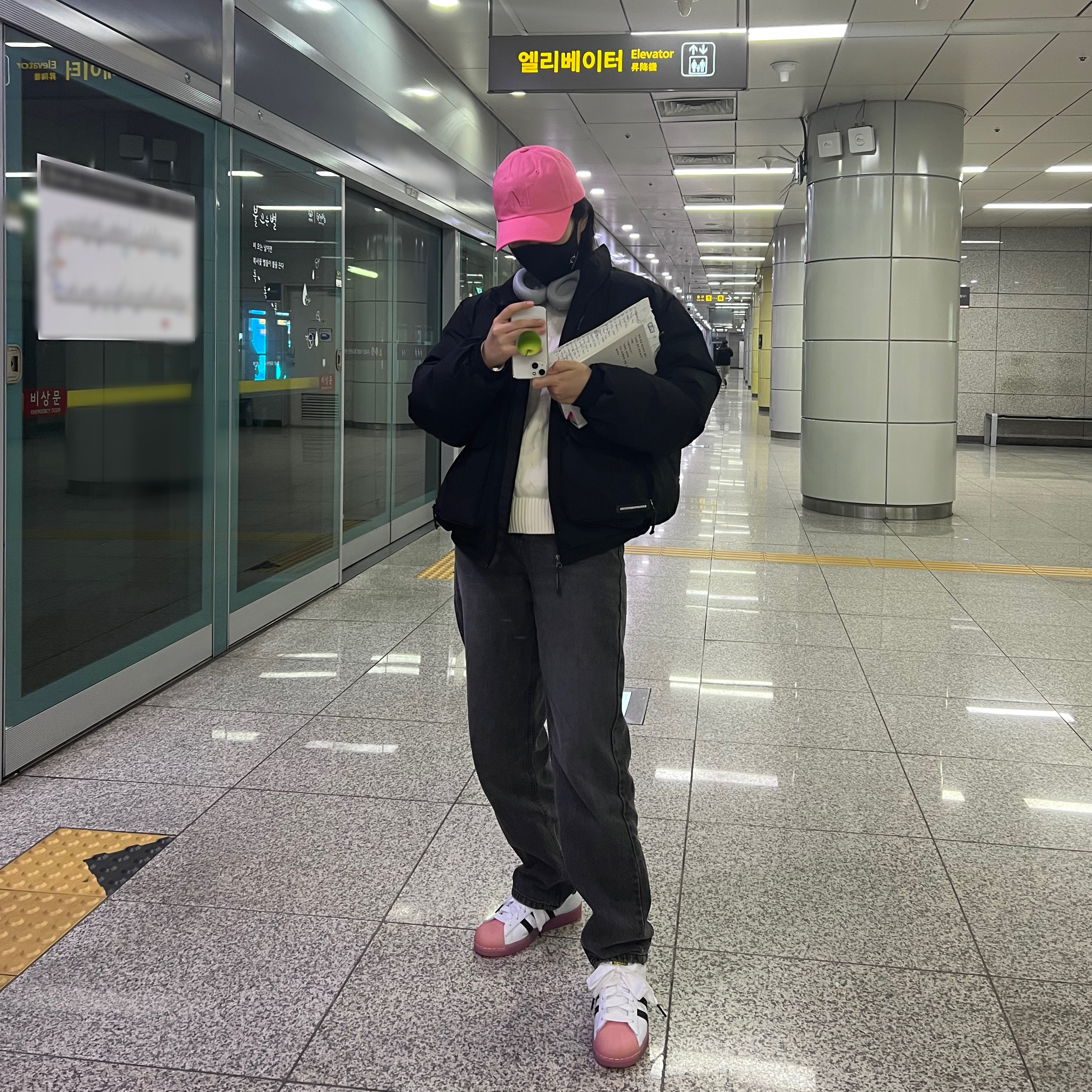 (W) Adidas Superstar White Black Shock Purple 착용 스타일