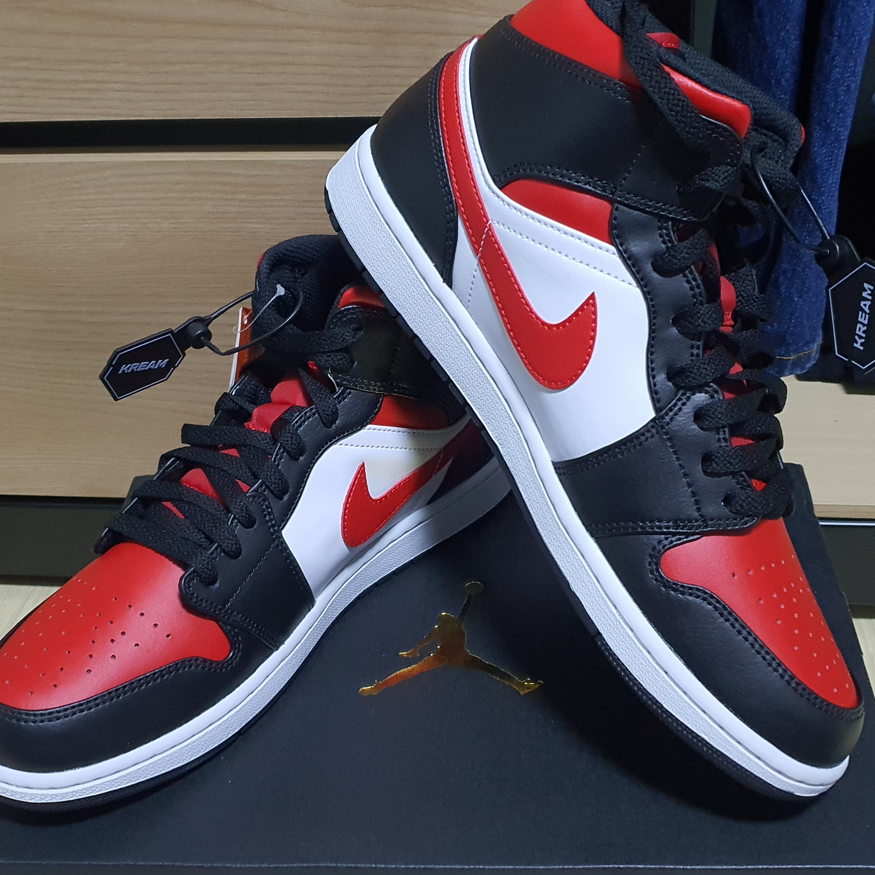 Jordan 1 Mid Black Fire Red 착용 스타일 - 1