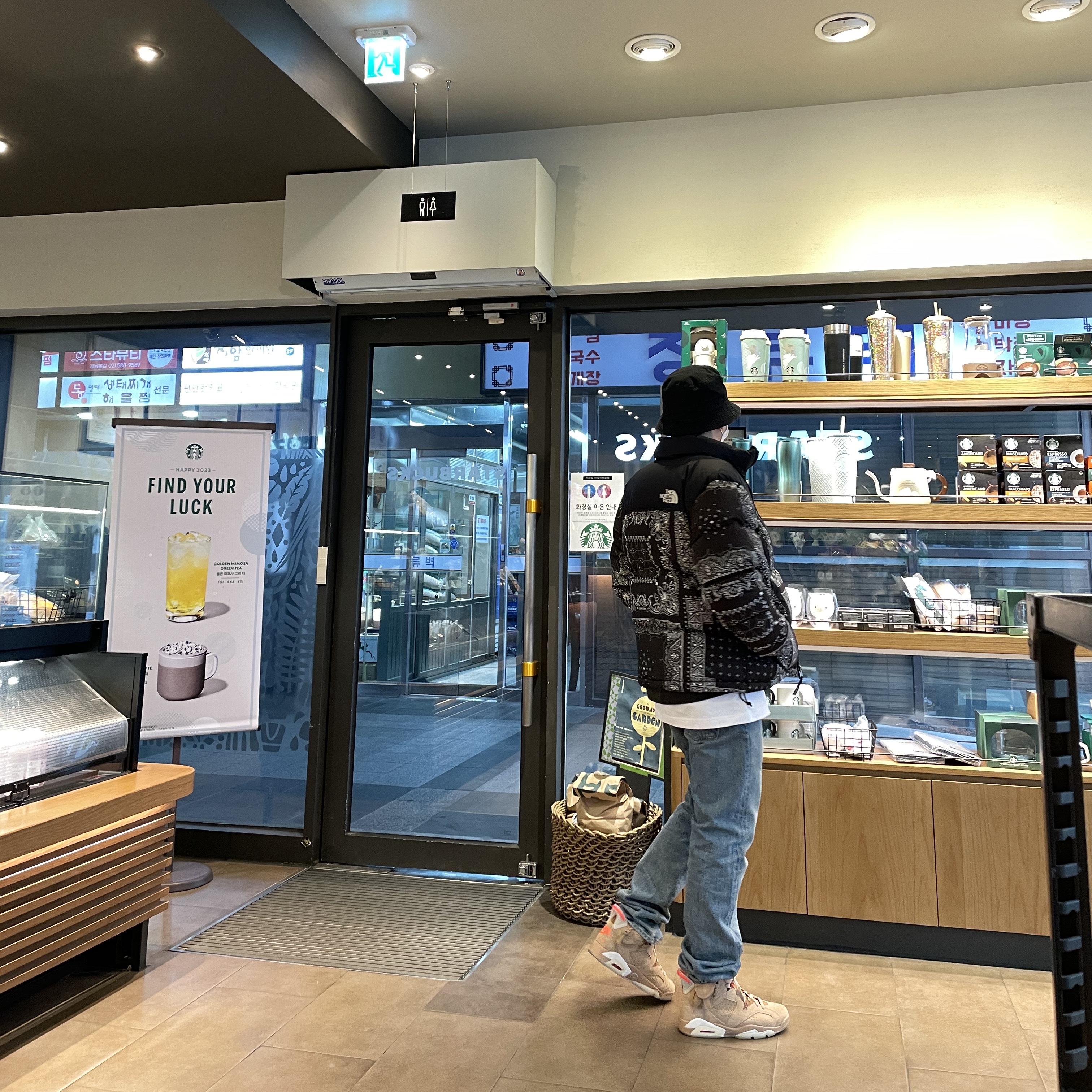 Jordan 6 x Travis Scott Retro SP British Khaki, Essentials 1977 Crewneck Sweatshirt Iron - 22SS 착용 스타일 - 4