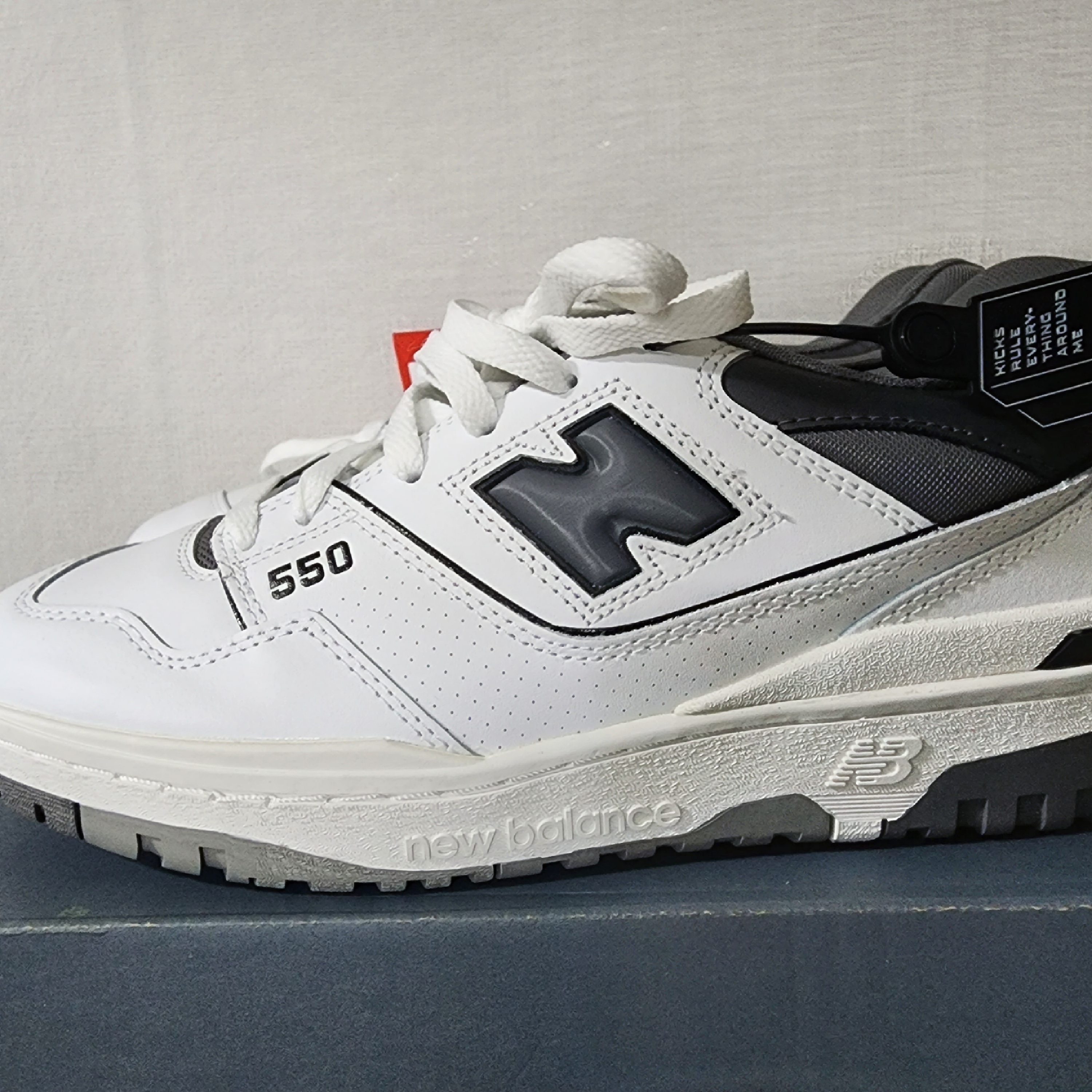 New Balance 550 White Grey Dark Grey - 2E Wide 착용 스타일 - 1