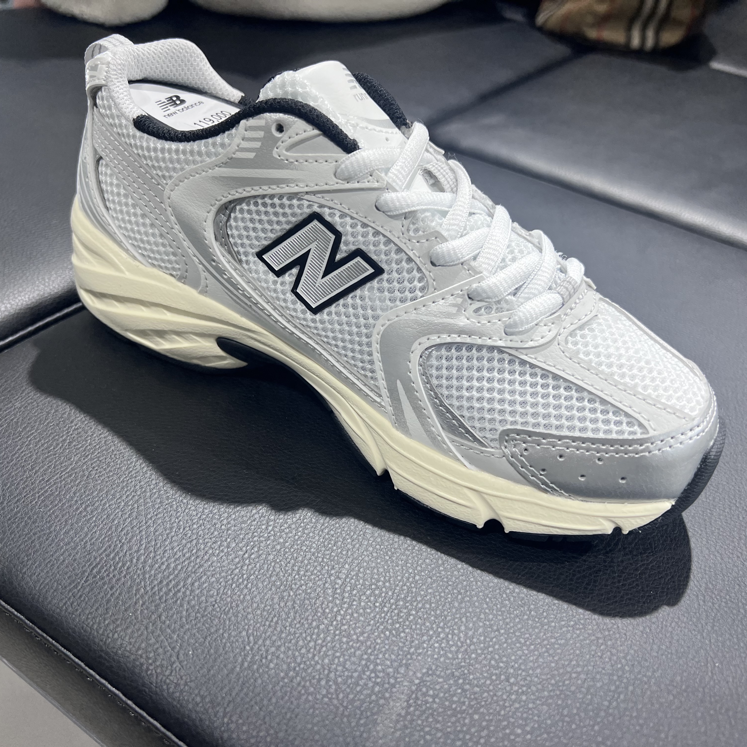 New Balance 530 Silver Cream 착용 스타일 - 1