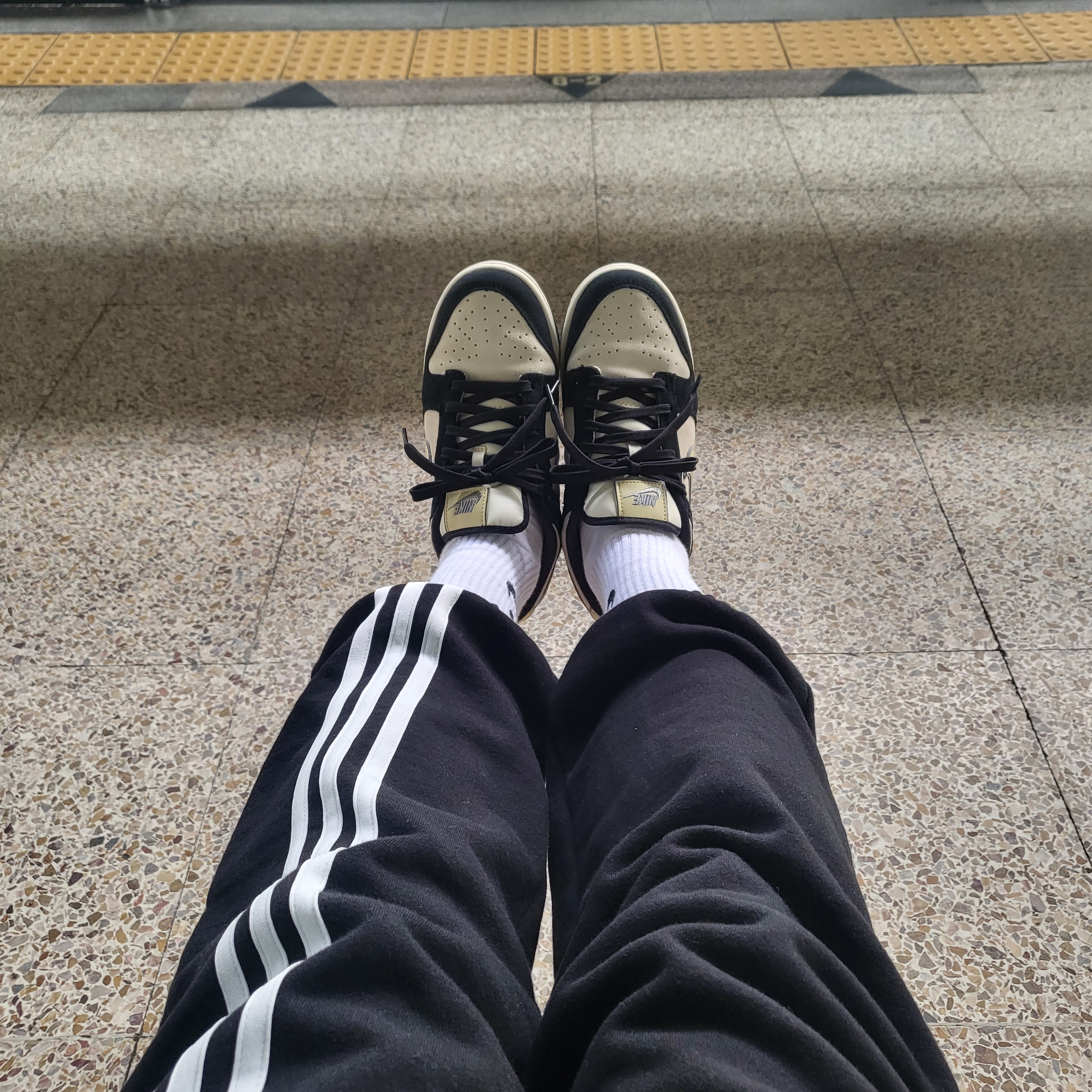 (W) Nike Dunk Low LX Black Suede 착용 스타일 - 1