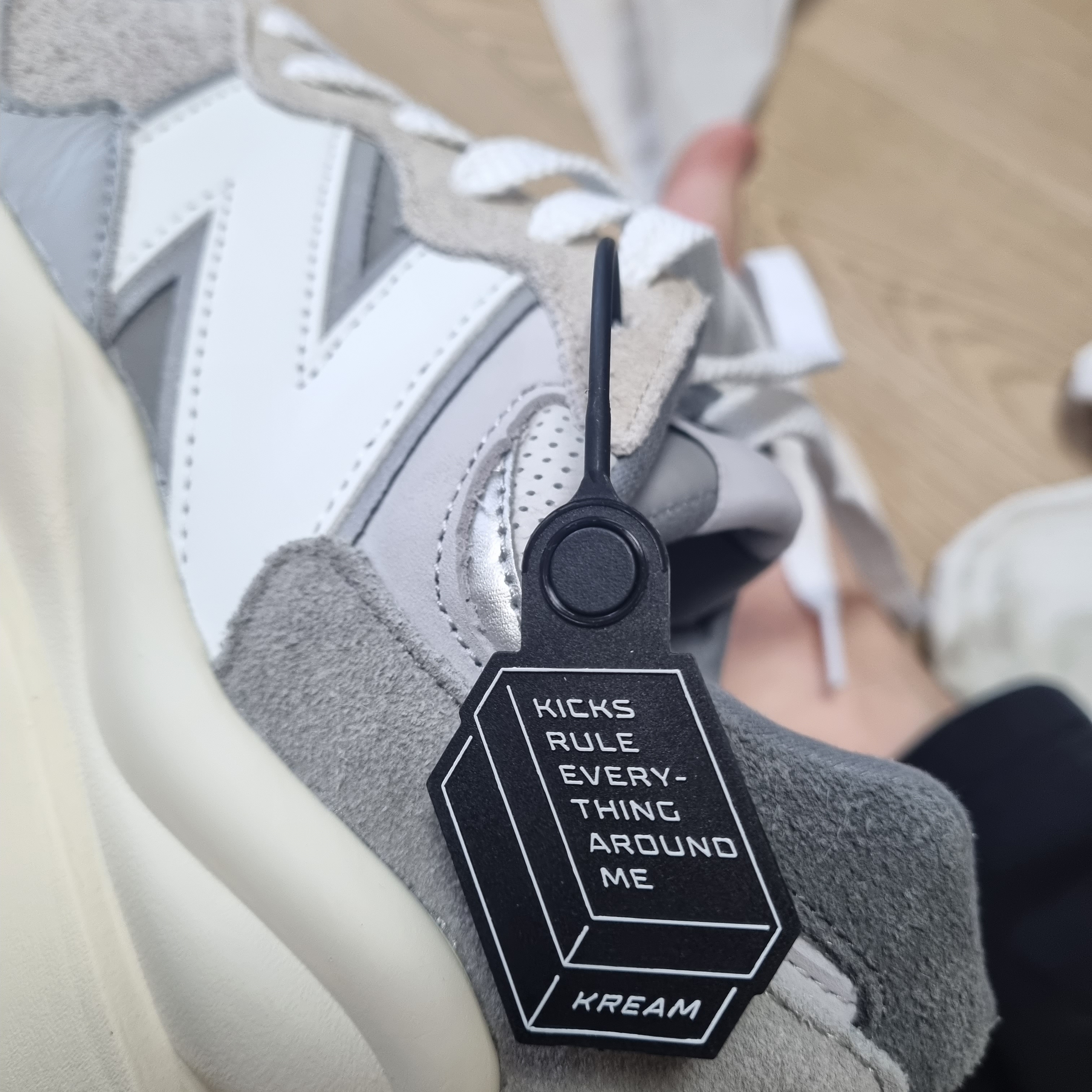 New Balance 5740 Grey 착용 스타일 - 2