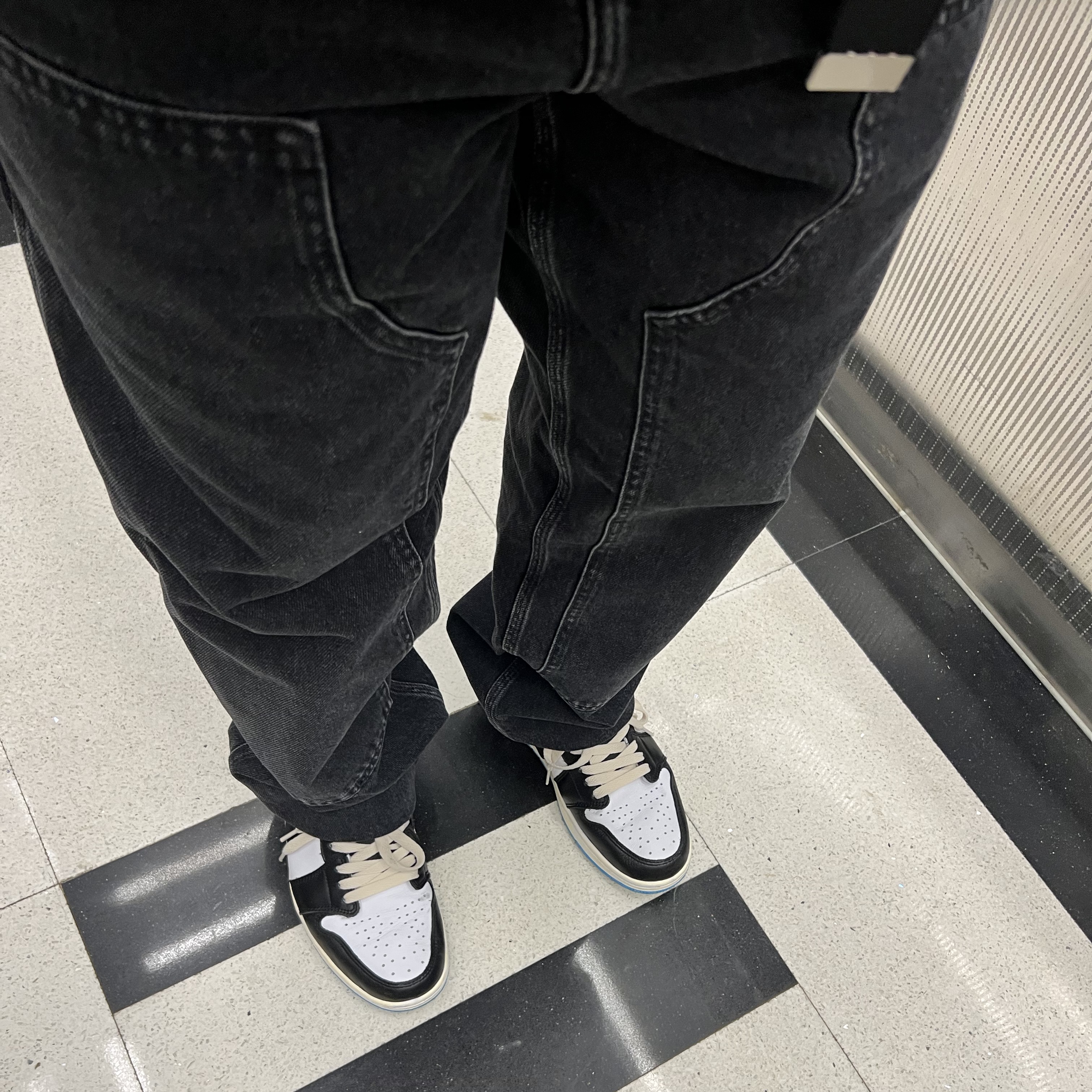 Jordan 1 Retro Low OG Black and Dark Powder Blue 착용 스타일