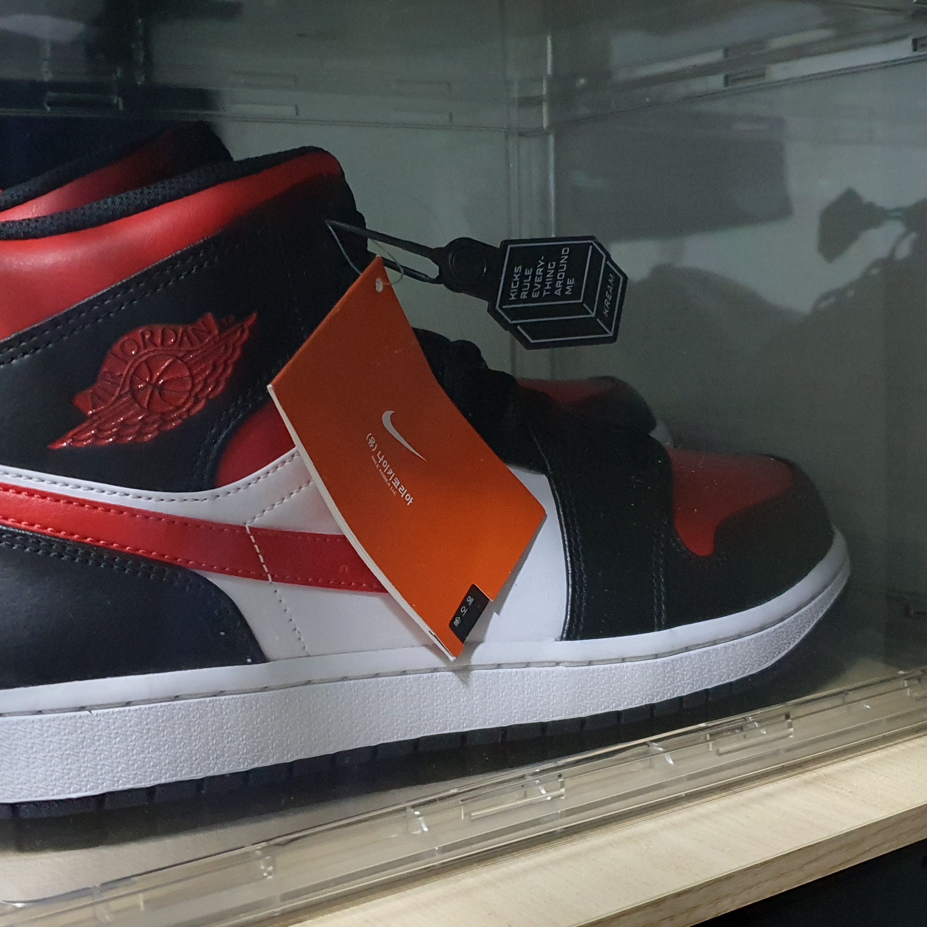Jordan 1 Mid Black Fire Red 착용 스타일 - 3