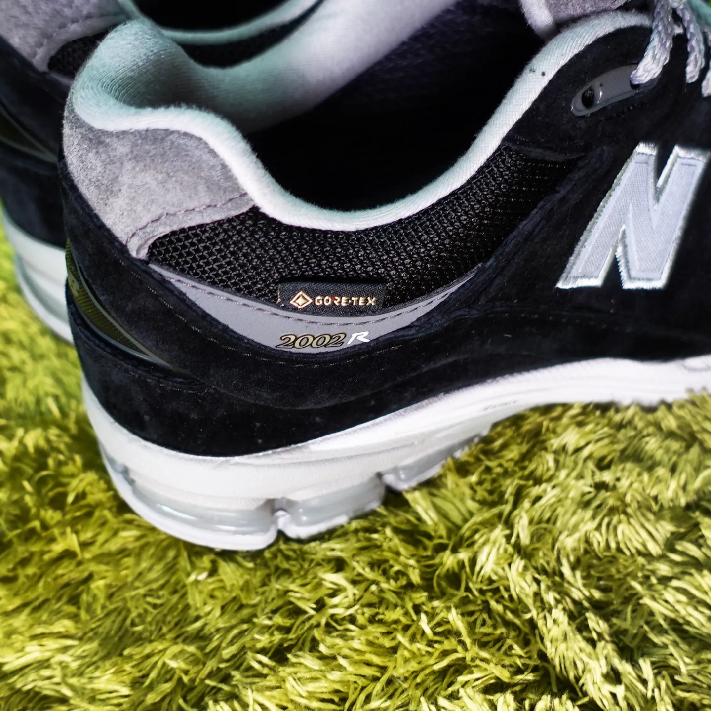 New Balance 2002R Gore-Tex Black Silver Metalic 착용 스타일 - 4
