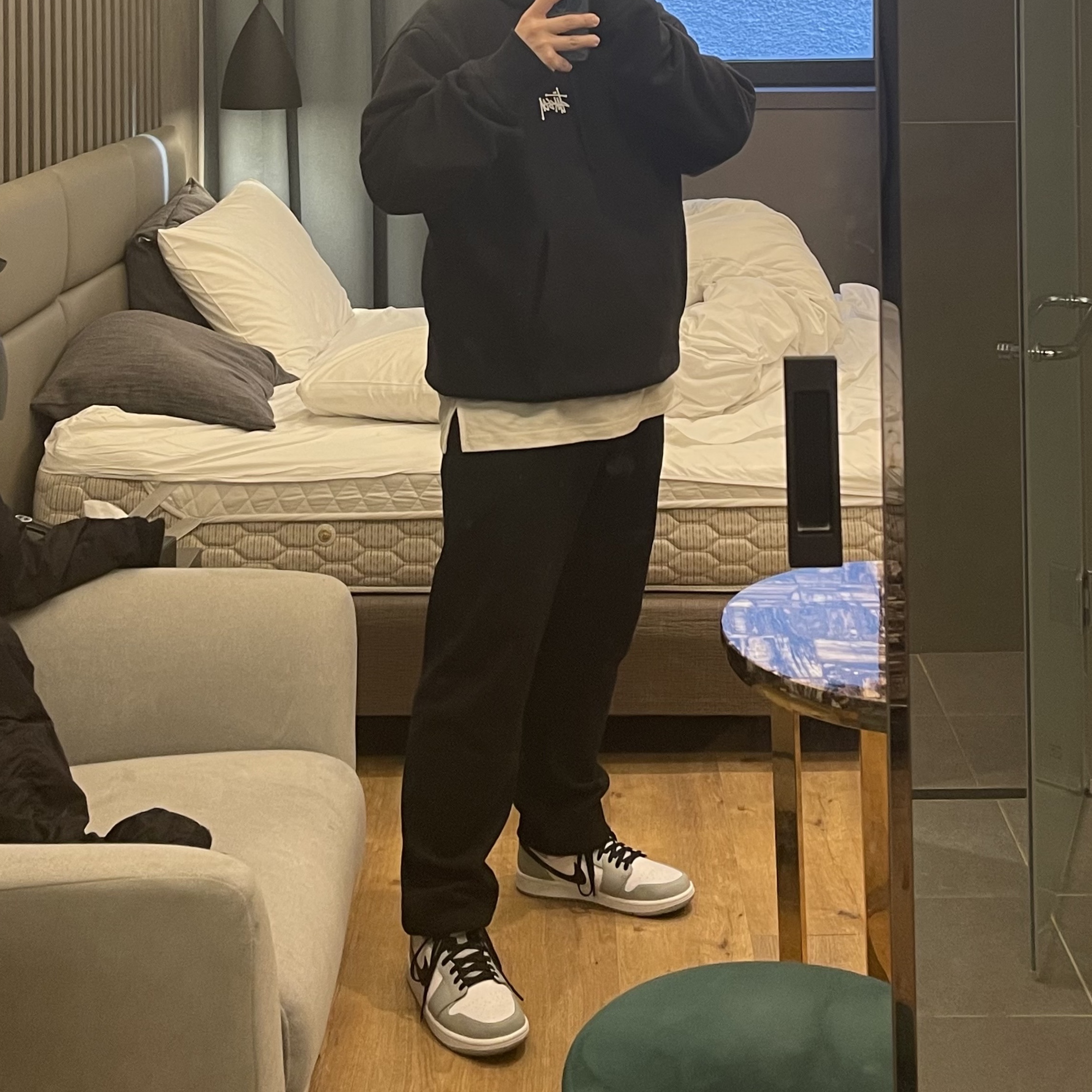 Jordan 1 Mid Light Smoke Grey, Stussy Basic Stussy Hoodie Black 2022 착용 스타일
