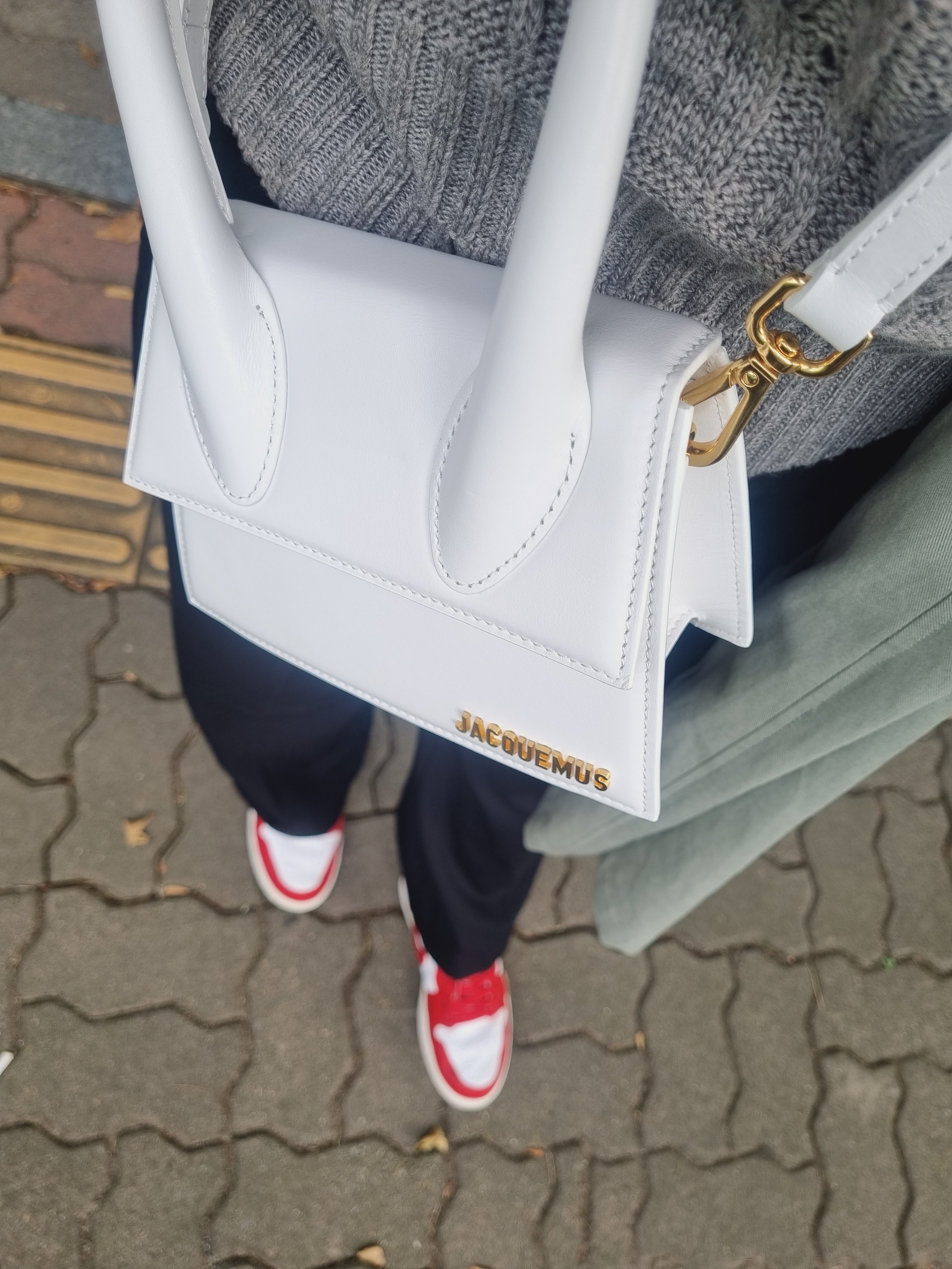 Jacquemus Le Chiquito Moyen Leather Handbag White, (W) Jordan 1 Retro High OG Varsity Red 착용 스타일 - 1