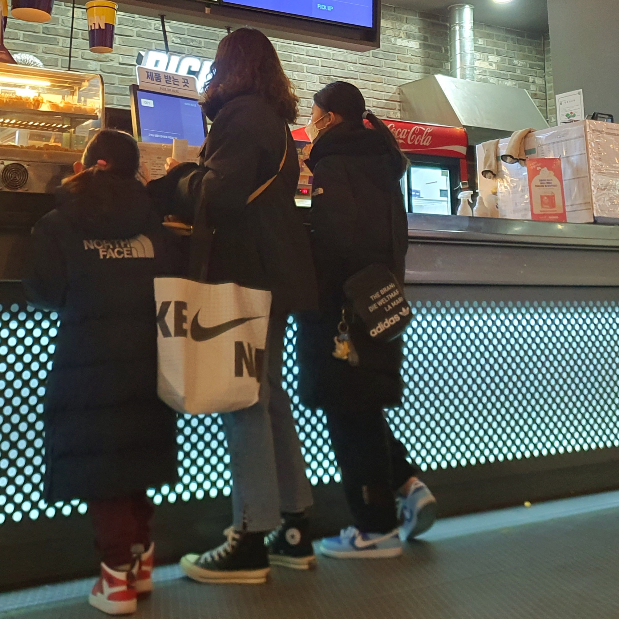 Jordan 11 Retro Bred 2019, Supreme x The North Face S Logo Hooded Fleece Jacket Black - 20FW 착용 스타일 - 3