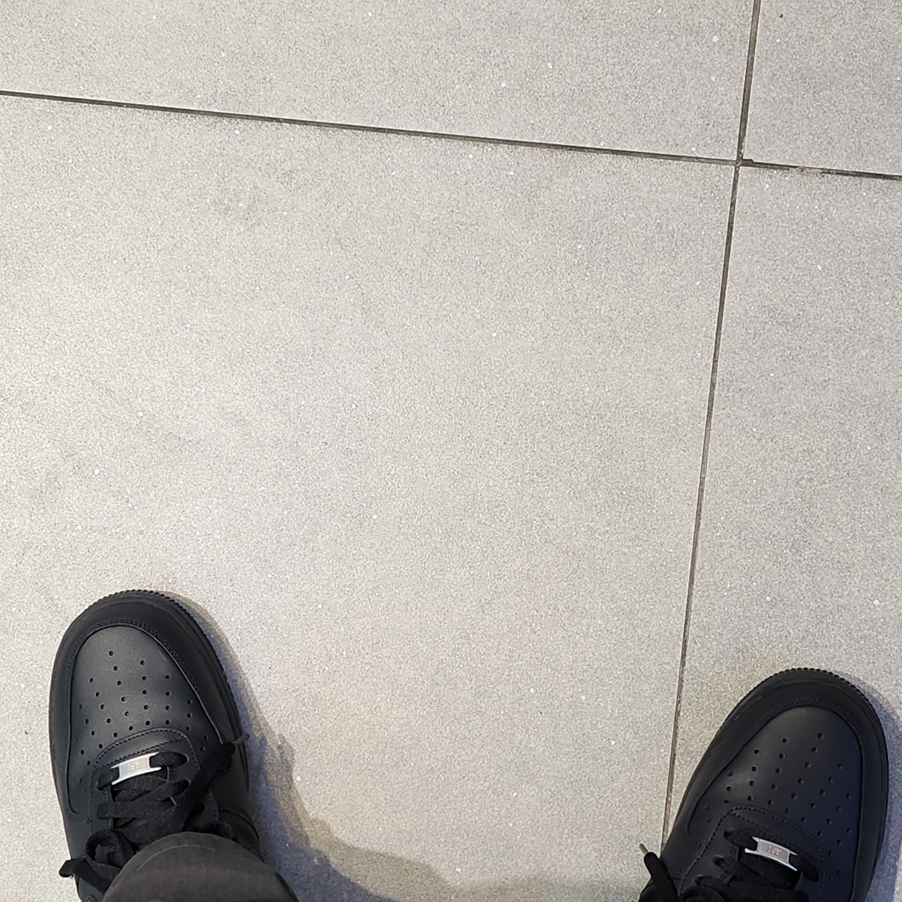 Nike Air Force 1 '07 Low Triple Black 착용 스타일