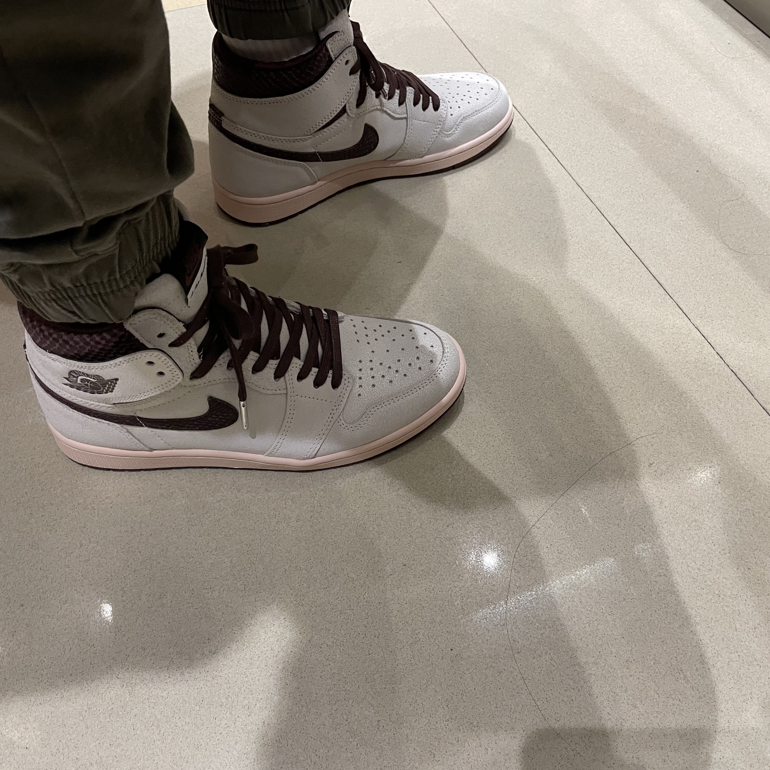 Jordan 1 x A Ma Maniere Retro High OG SP Sail and Burgundy 착용 스타일 - 2