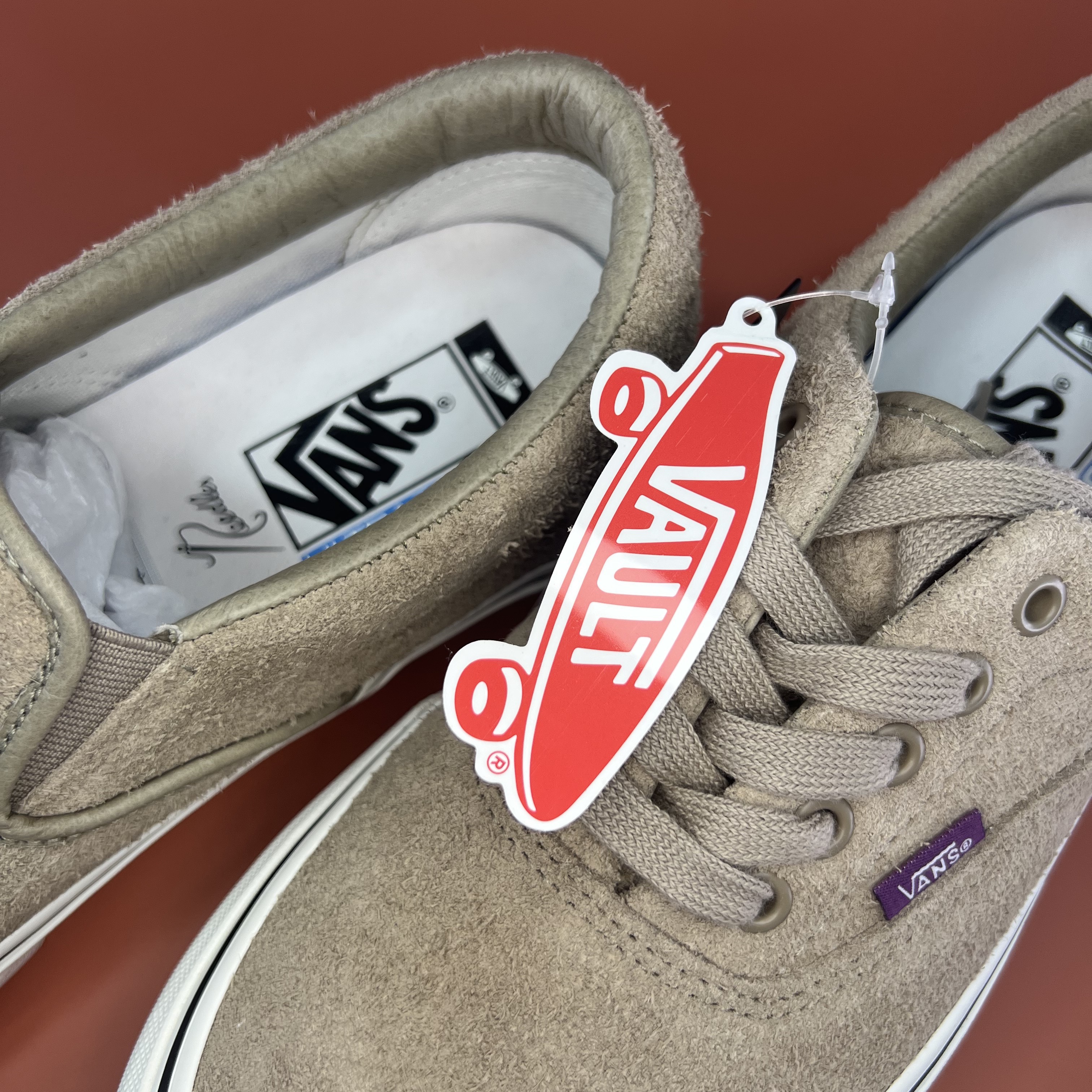 Vans Vault x Needles Slip Era VLT LX Suede Taupe 착용 스타일 - 2