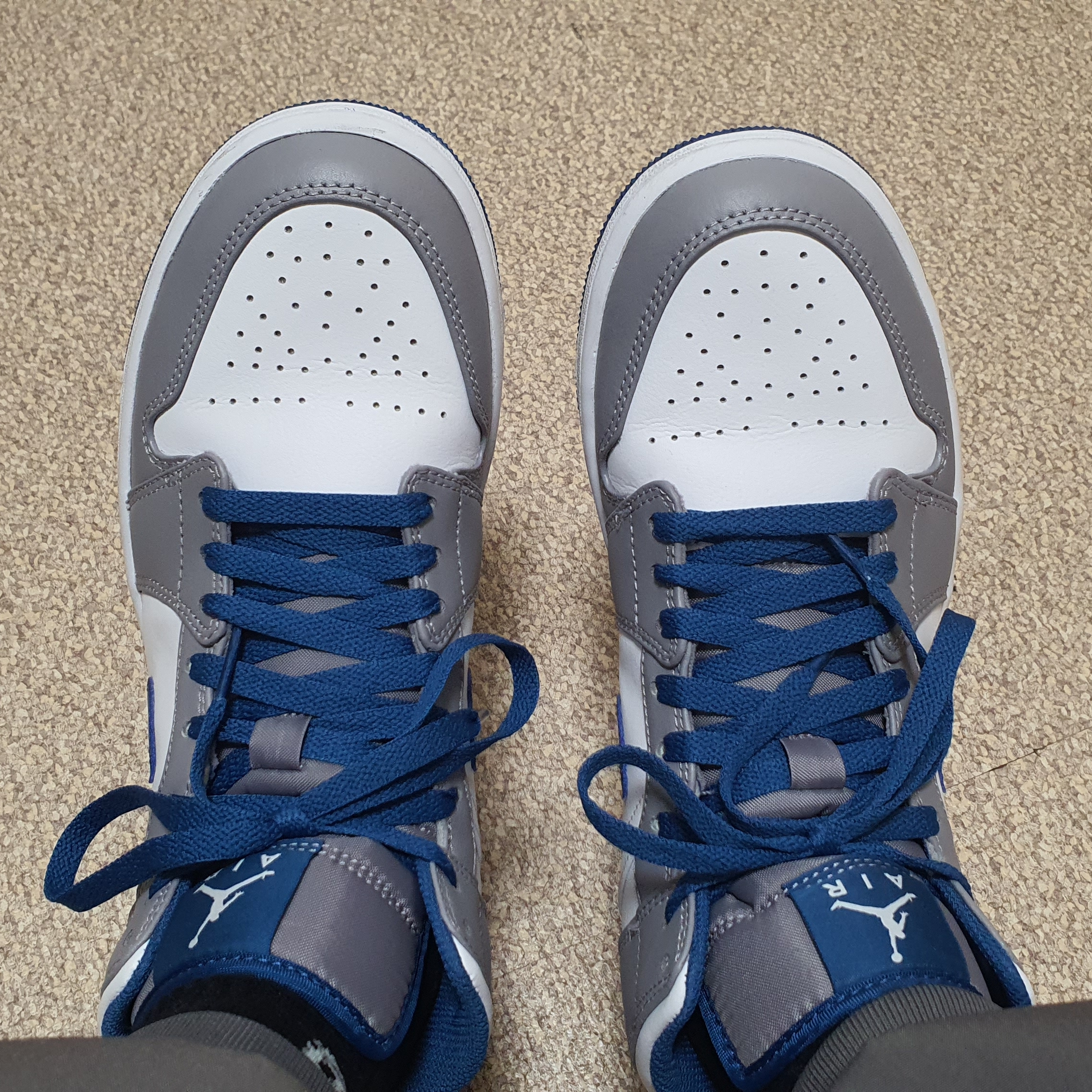 Jordan 1 Mid Cement Grey True Blue 착용 스타일 - 3