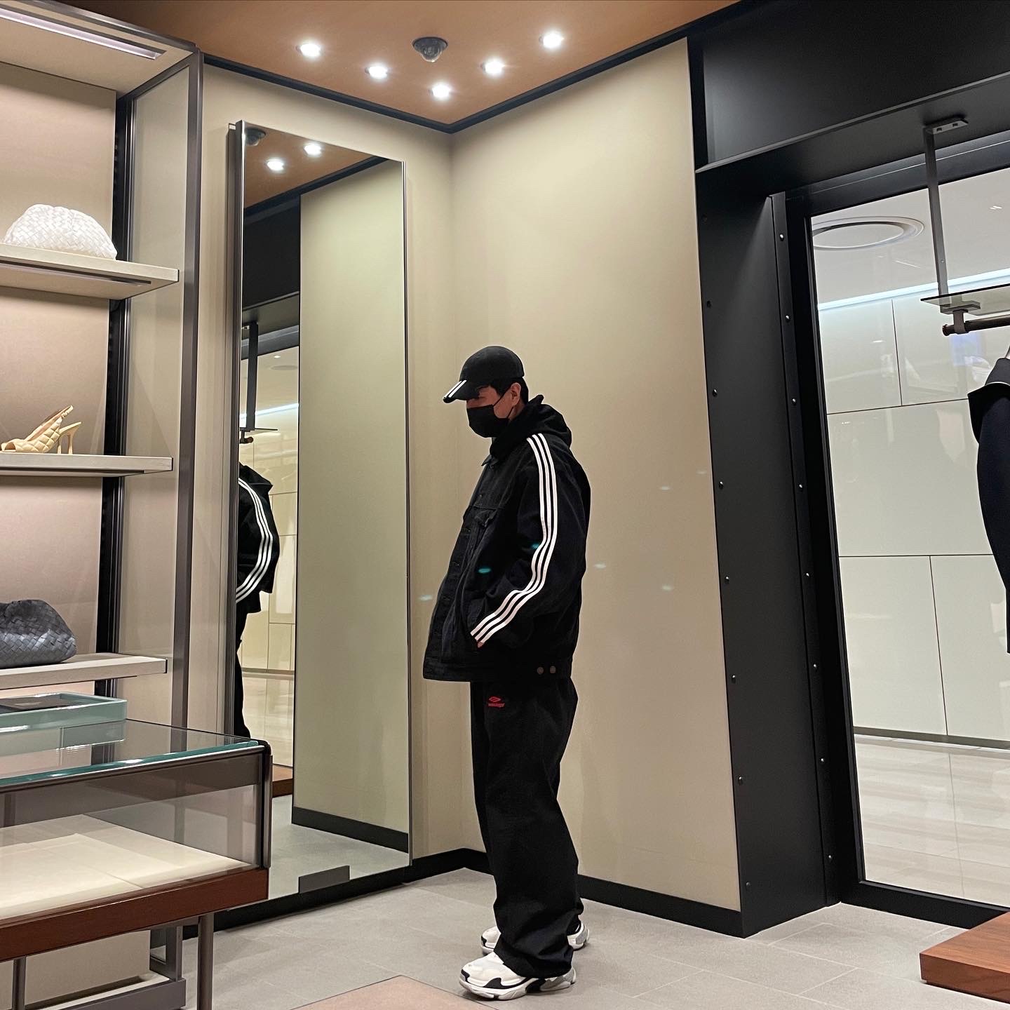 Balenciaga x Adidas Oversized Jacket Black, Balenciaga x Adidas Cap Black 착용 스타일 - 2