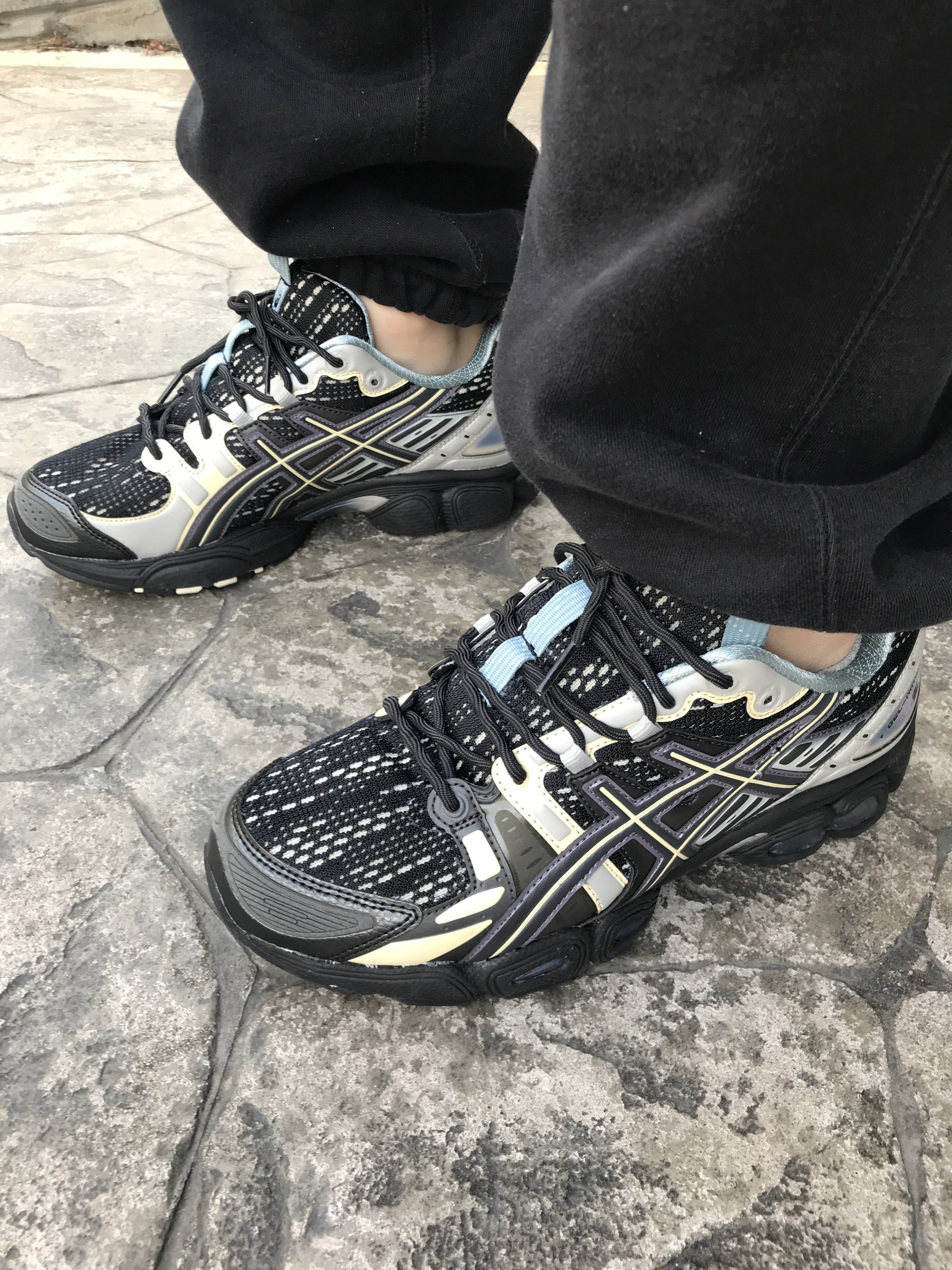 Asics UB5-S Gel-Nimbus 9 Black Gunmetal 착용 스타일 - 1