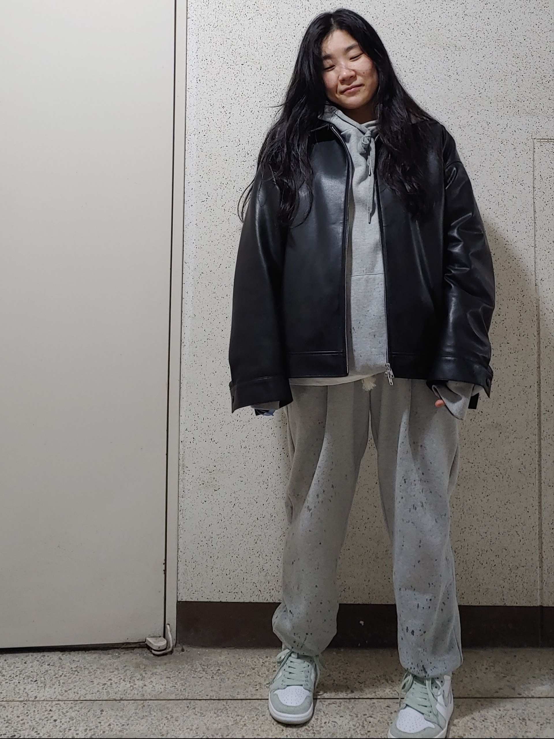 Jordan 1 Mid College Grey, Nike Air Force 1 '07 LV8 Athletic Club Rush Orange Washed Teal 착용 스타일 - 4