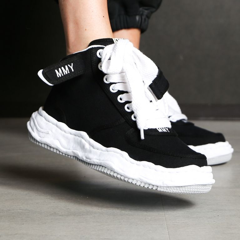 Maison Mihara Yasuhiro Wayne OG Sole Canvas High-top Sneakers Black 착용 스타일