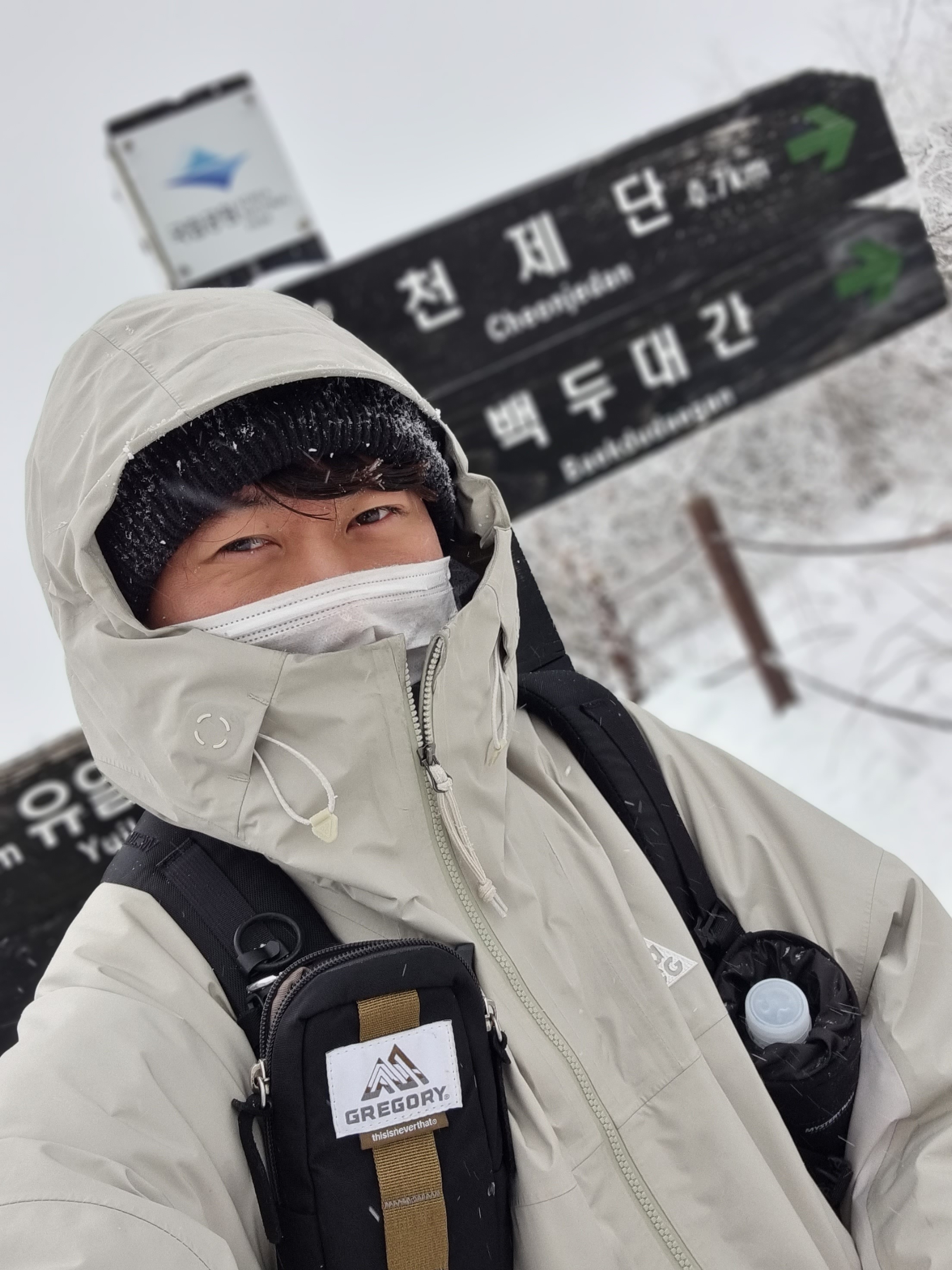 Nike ACG Smith Summit Cargo Pants Medium Olive - Asia, Nike NRG ACG Cuffed Beanie Black 착용 스타일 - 5