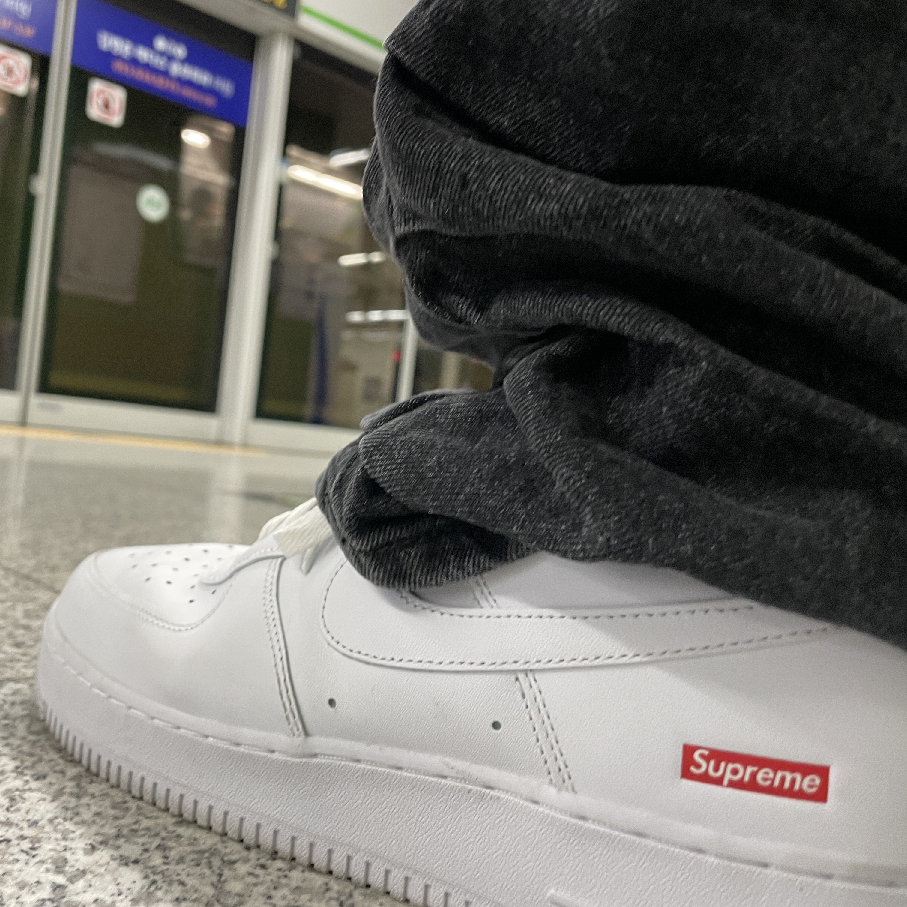 Nike x Supreme Air Force 1 Low White 착용 스타일