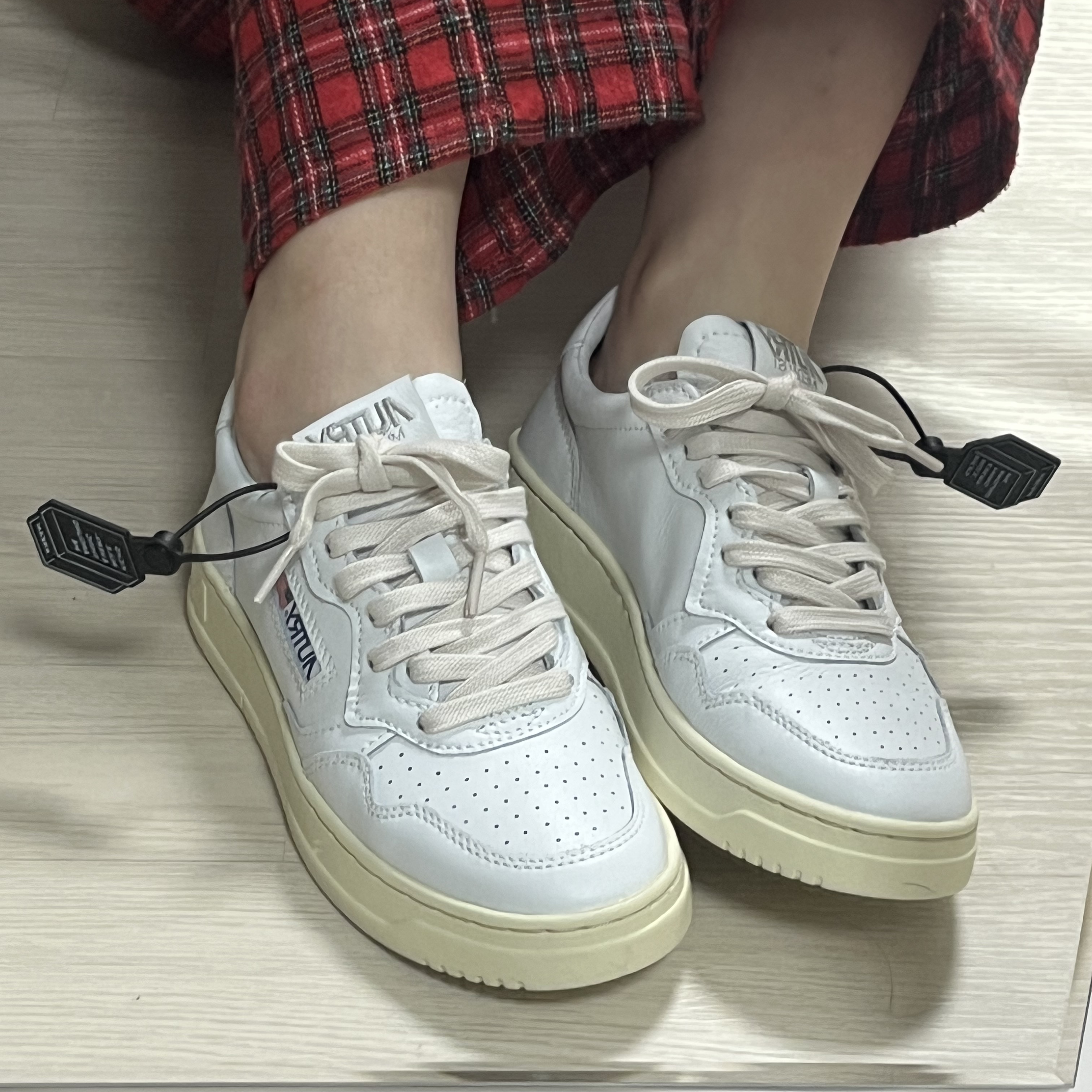 (W) Autry Medalist Low Leather Sneakers White 착용 스타일