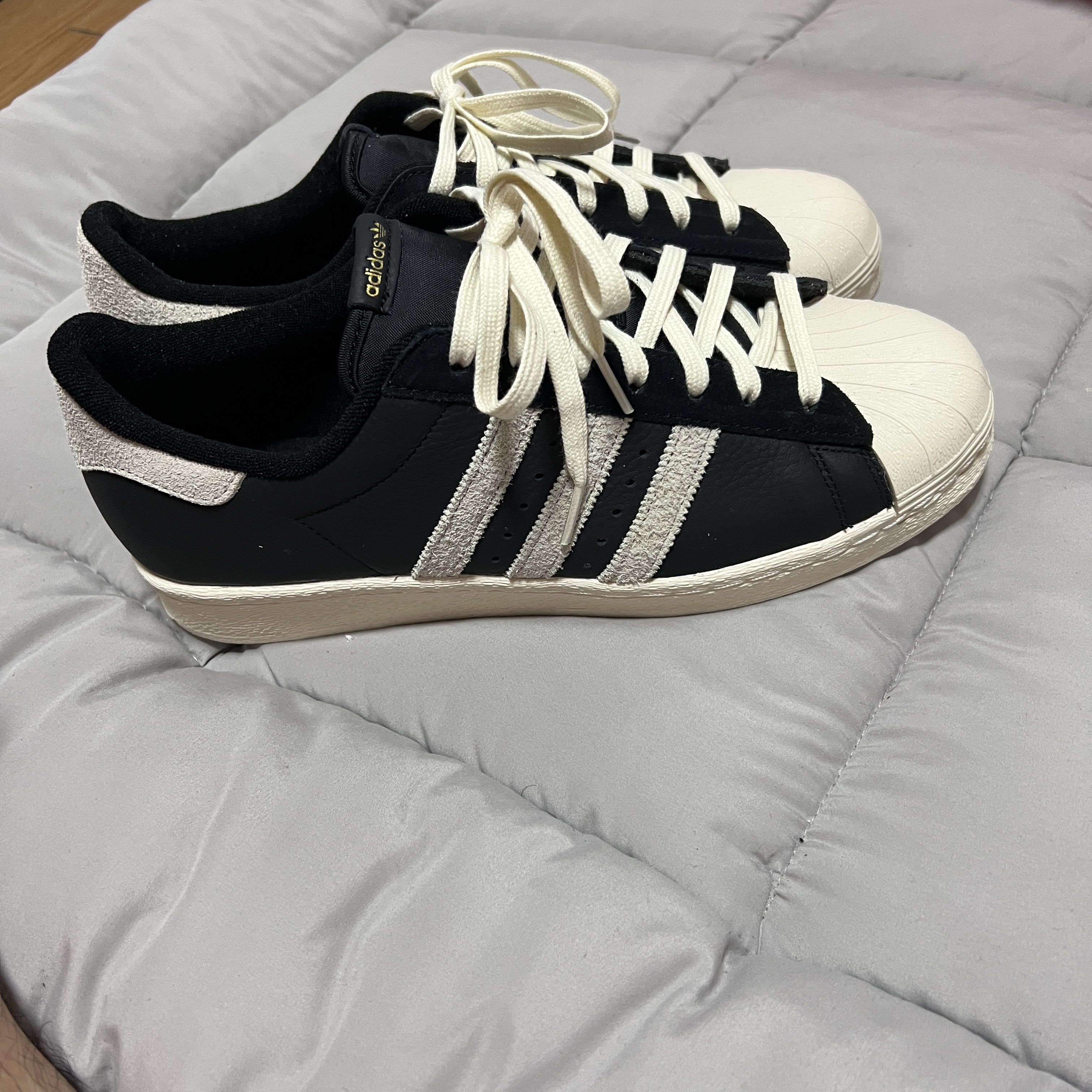 Adidas Superstar Core Black White, Adidas Superstar 82 Black White 착용 스타일 - 1