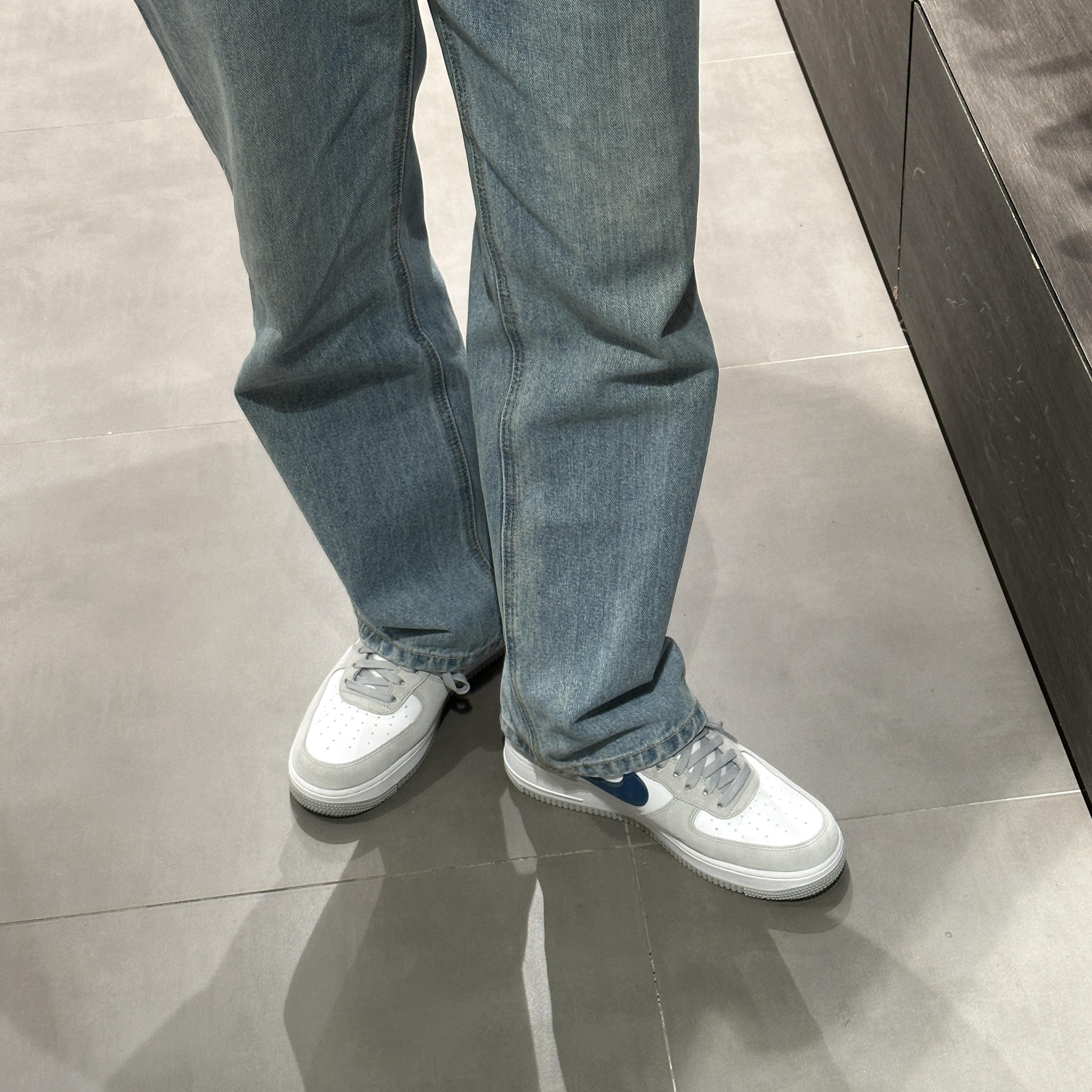 Nike Air Force 1 '07 LV8 Athletic Club Light Smoke Grey Marina 착용 스타일 - 2