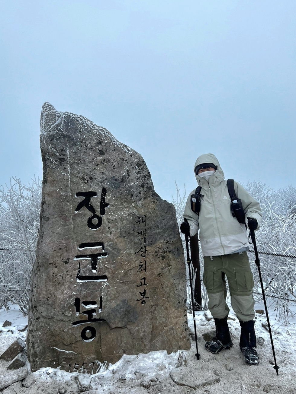 Nike ACG Smith Summit Cargo Pants Medium Olive - Asia, Nike NRG ACG Cuffed Beanie Black 착용 스타일 - 1