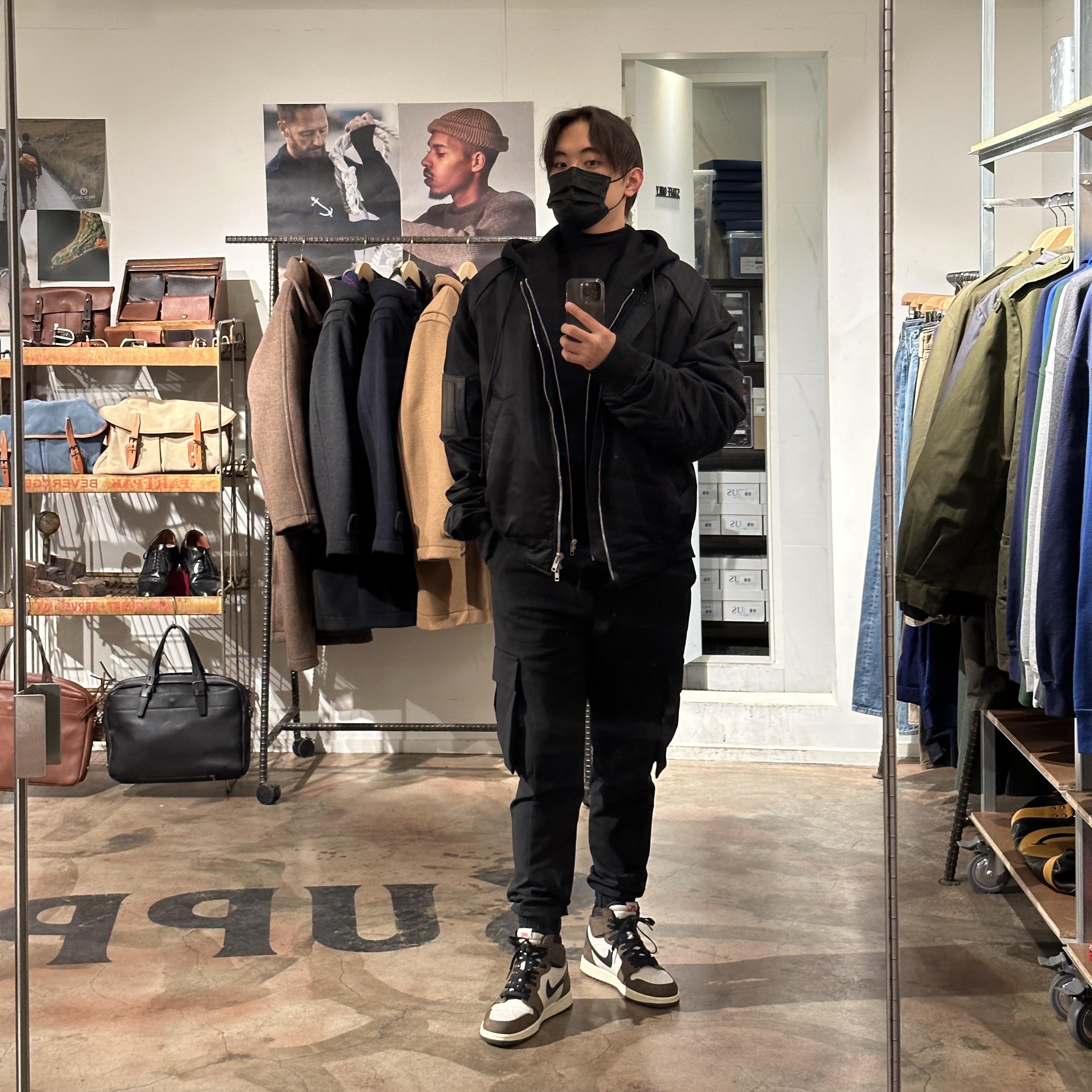 Jordan 1 x Travis Scott Retro High OG SP Mocha, Juun.J Detachable Hood MA-1 Jumper Black - 22FW 착용 스타일 - 1