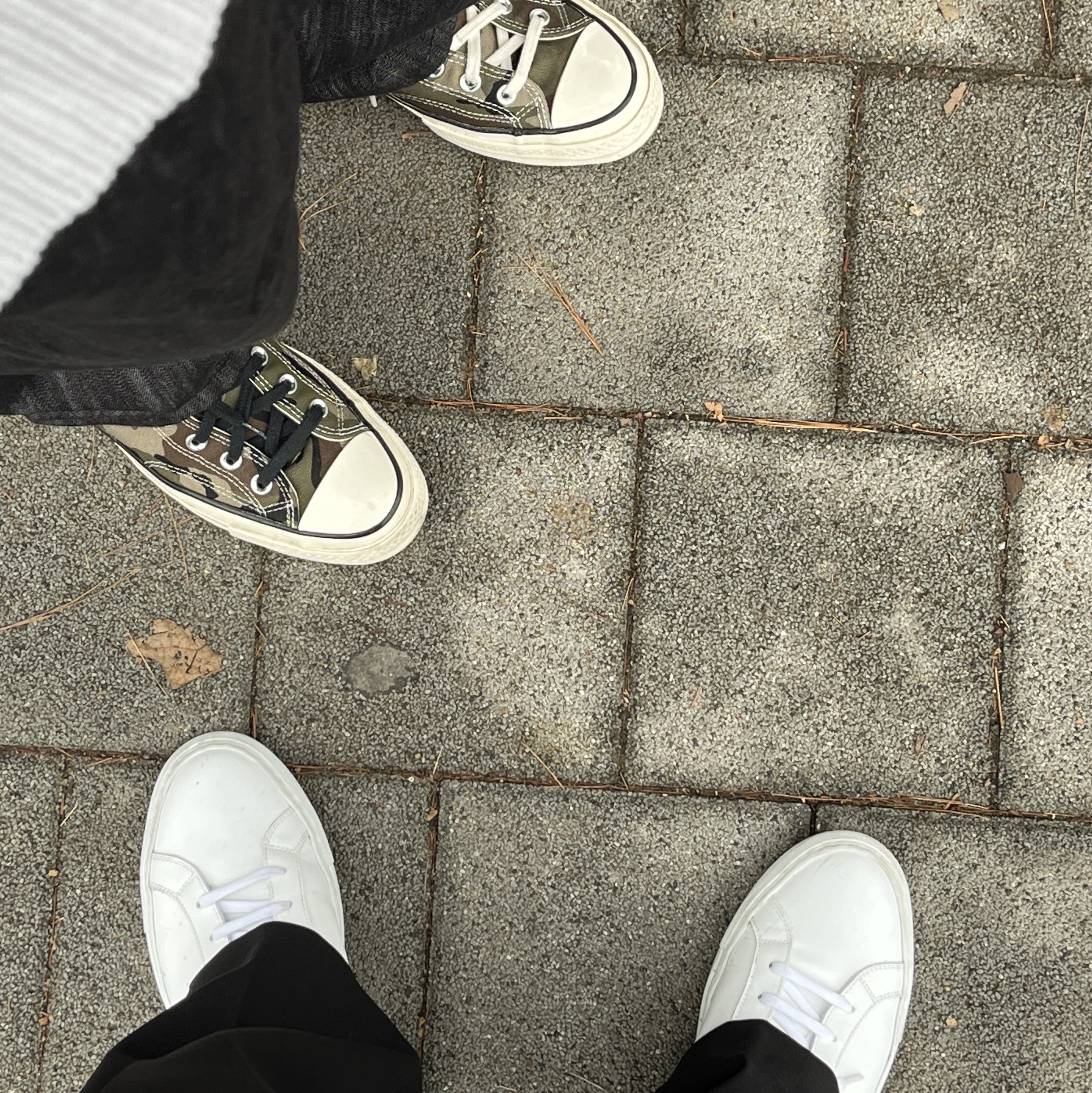 Common Projects Original Achilles Low White, Converse x Carhartt WIP Chuck 70 High Covert Green 착용 스타일