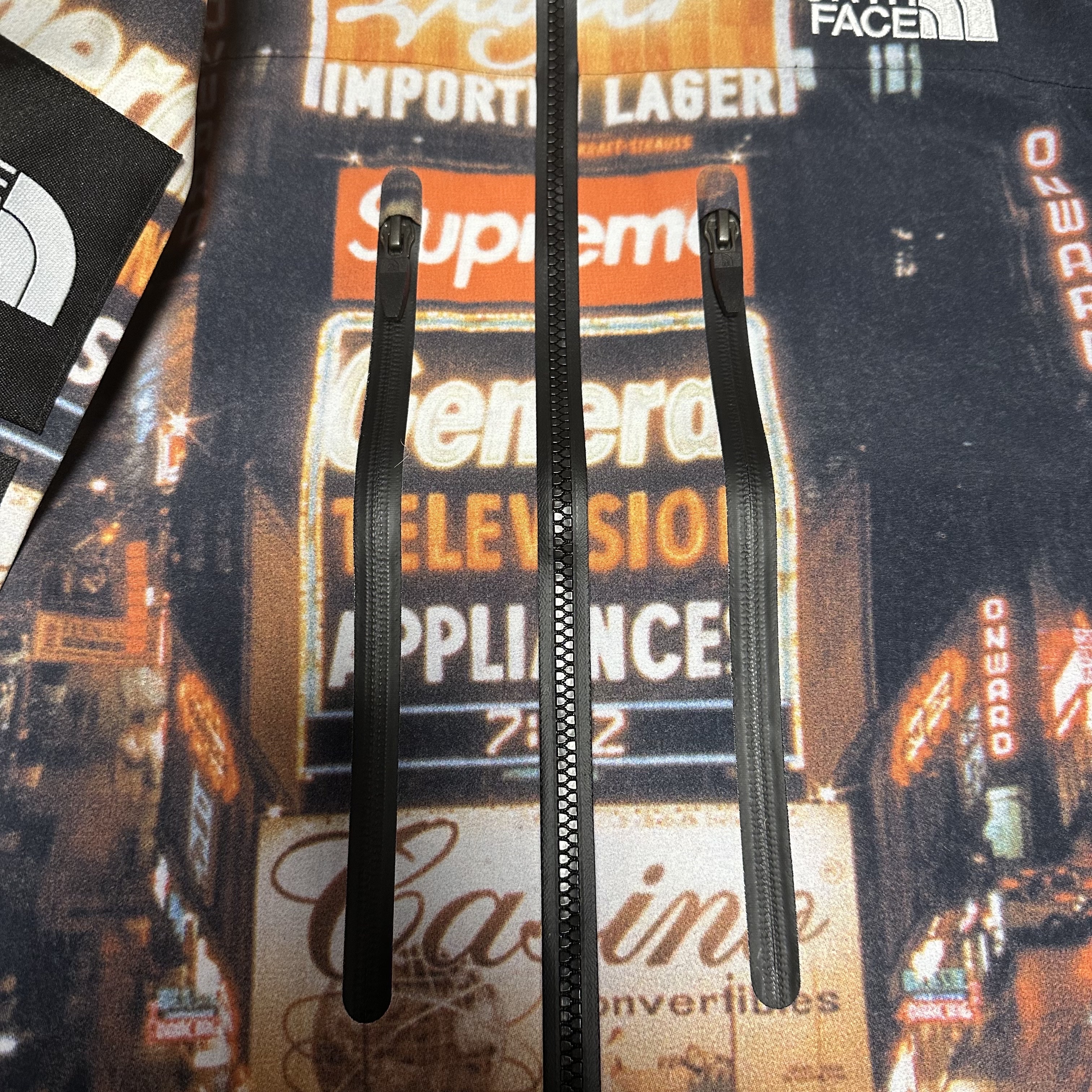 Supreme x The North Face Taped Seam Shell Jacket Times Square - 22FW 착용 스타일 - 3
