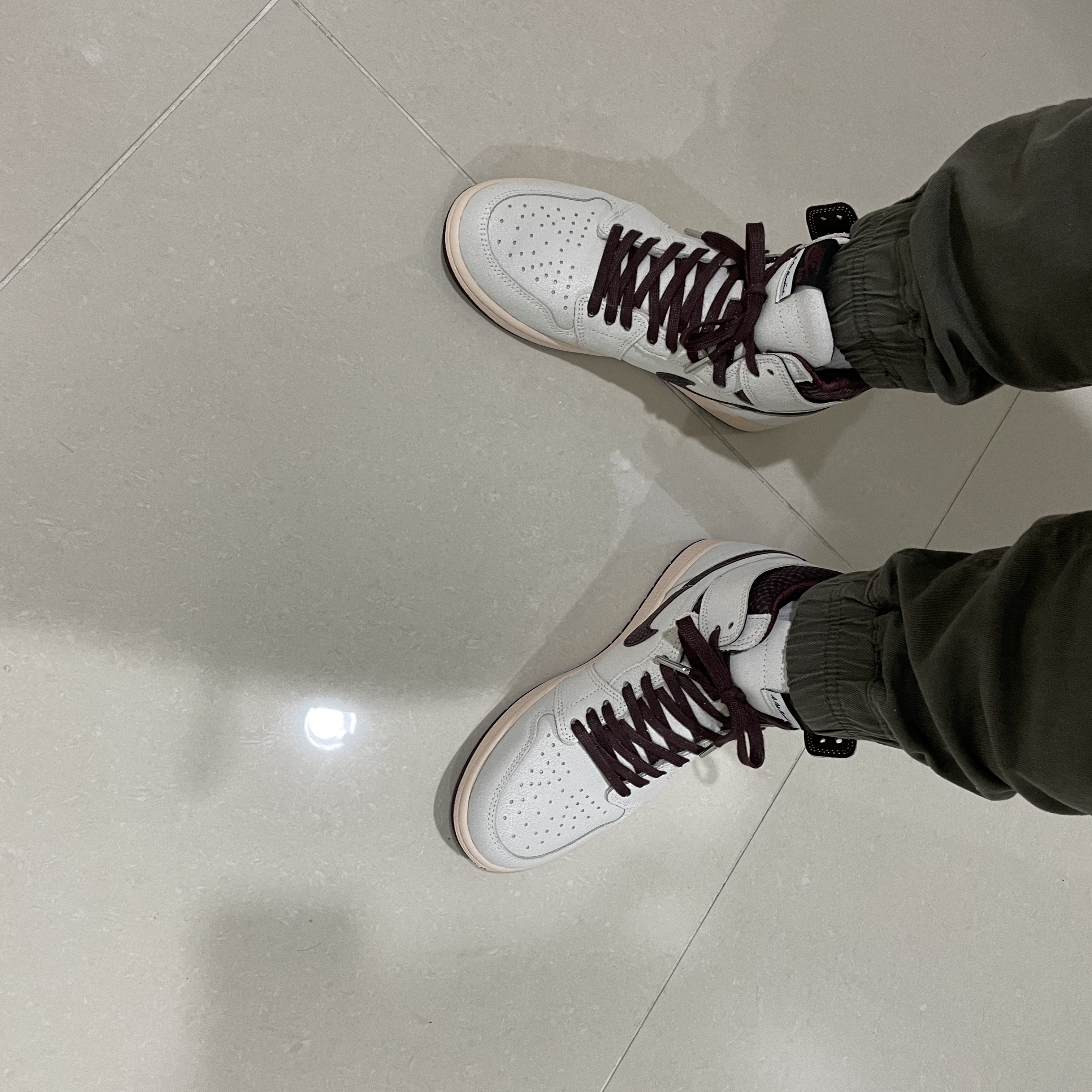Jordan 1 x A Ma Maniere Retro High OG SP Sail and Burgundy 착용 스타일 - 1