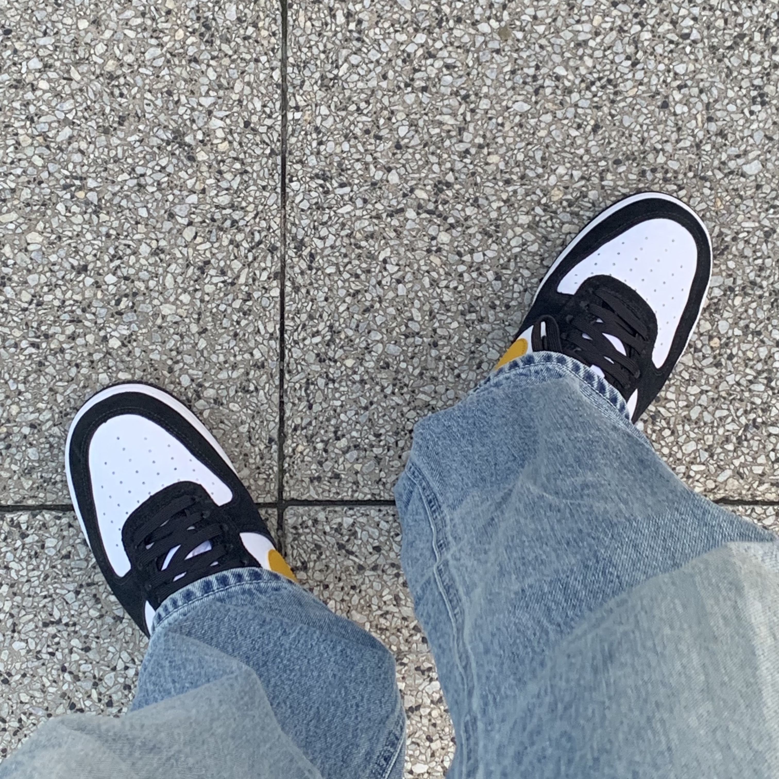 Nike Air Force 1 '07 LV8 Athletic Club Black Dark Sulfur 착용 스타일 - 2