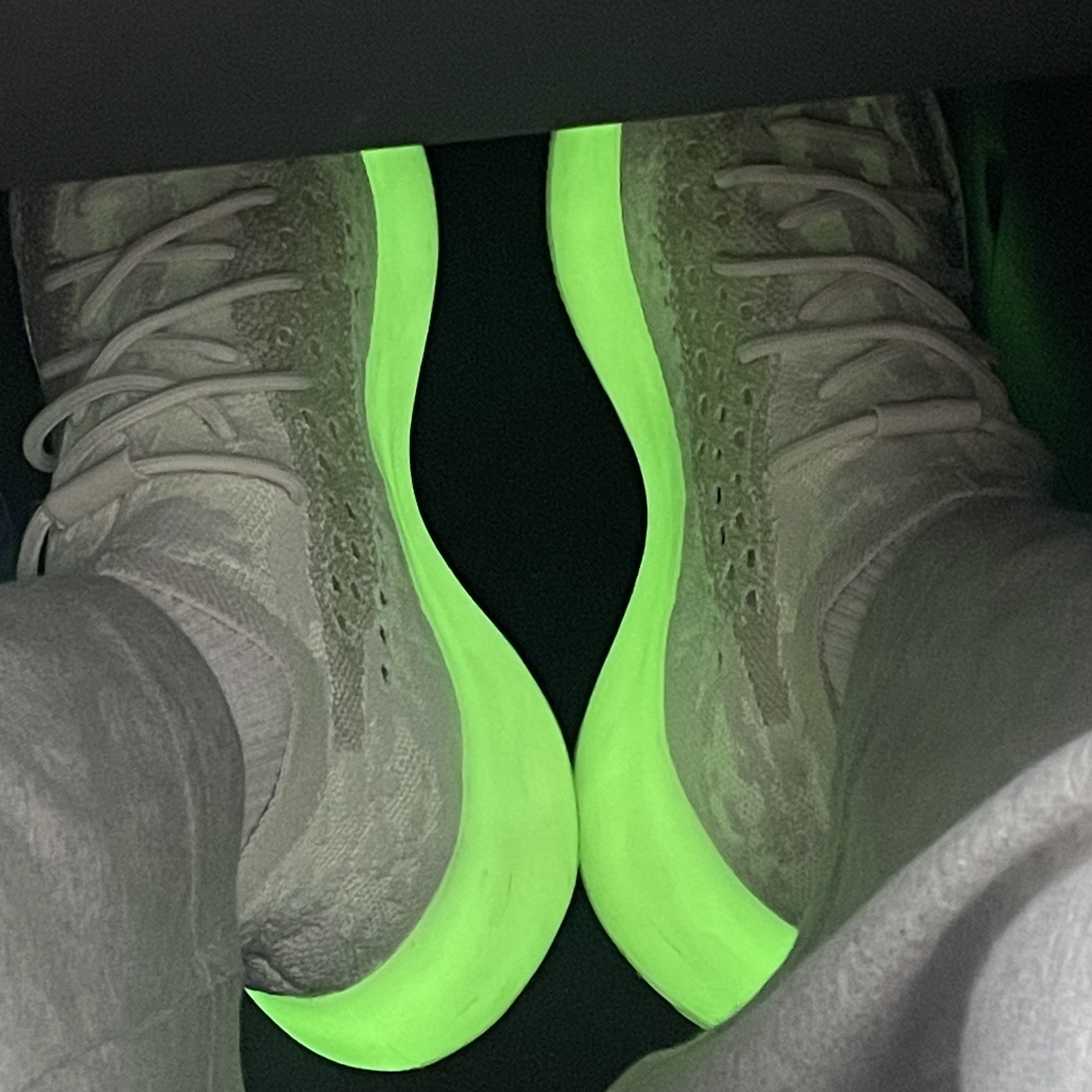 Adidas Yeezy Boost 380 Calcite Glow 착용 스타일