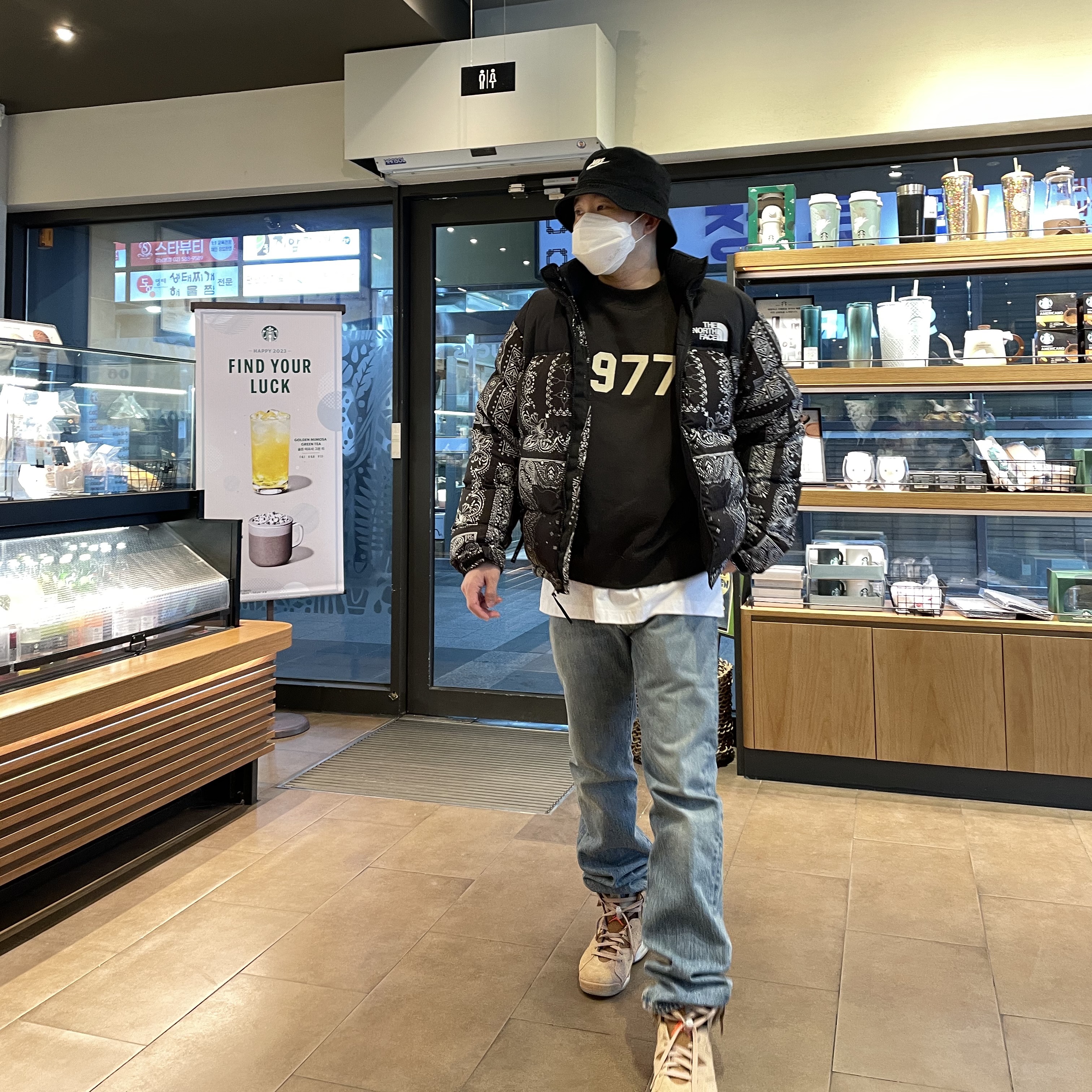 Jordan 6 x Travis Scott Retro SP British Khaki, Essentials 1977 Crewneck Sweatshirt Iron - 22SS 착용 스타일 - 2