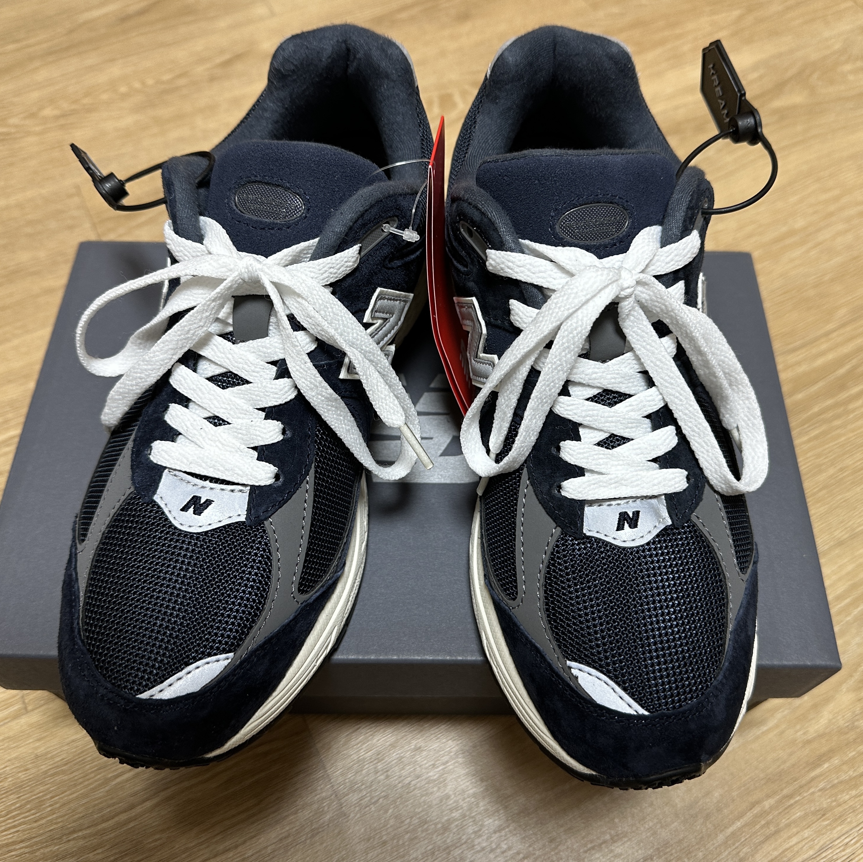 New Balance 2002R Eclipse Castlerock 착용 스타일