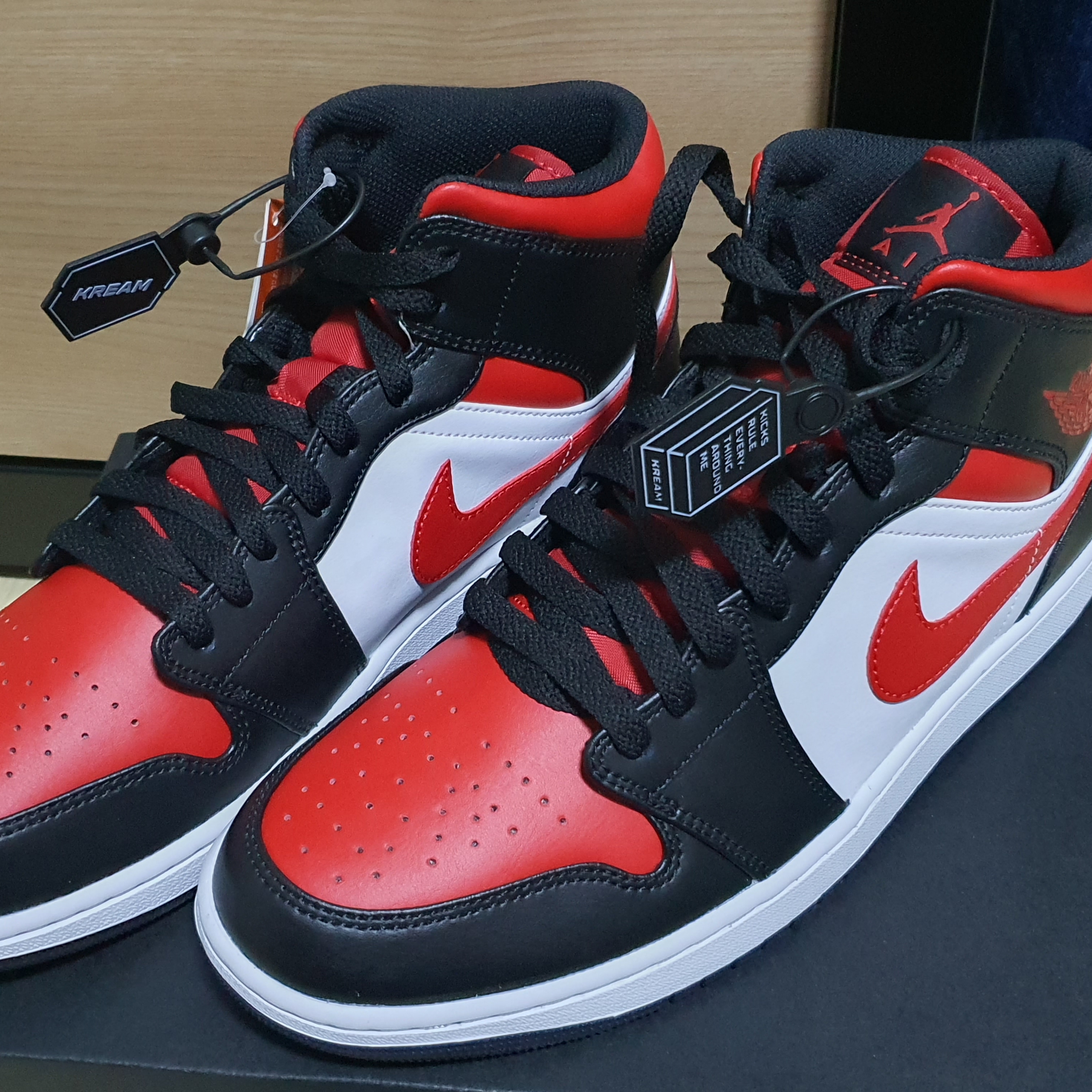 Jordan 1 Mid Black Fire Red 착용 스타일 - 2