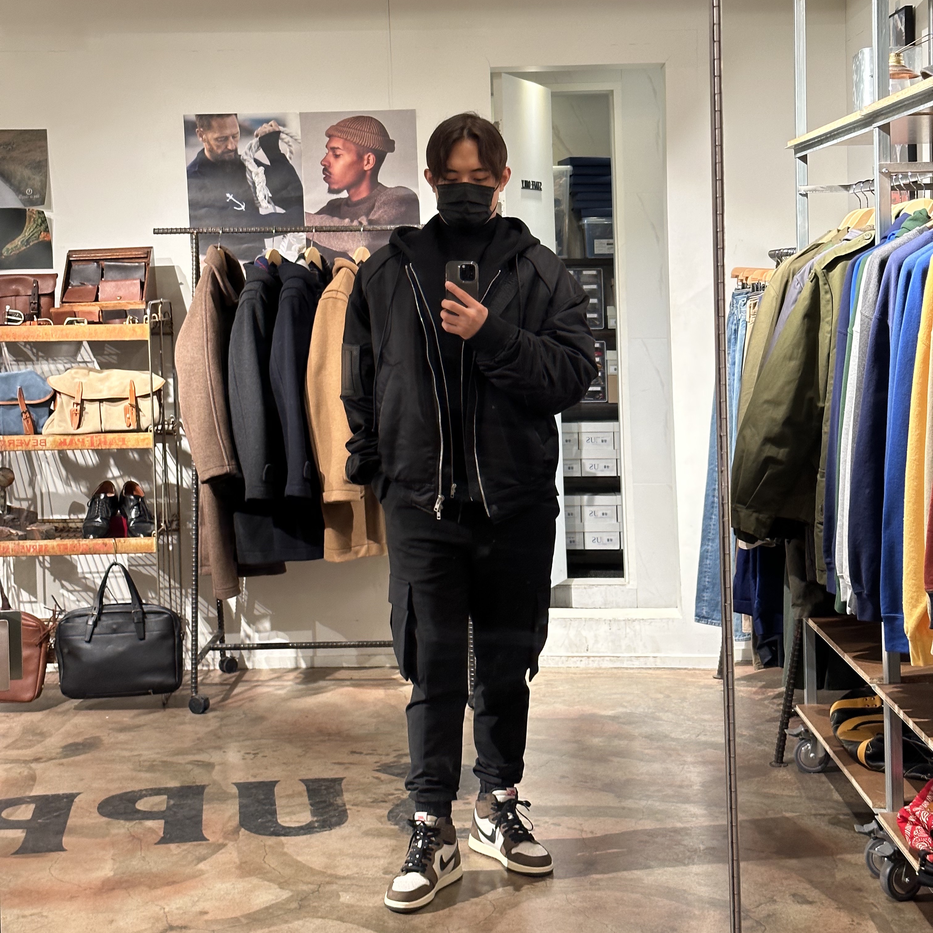 Jordan 1 x Travis Scott Retro High OG SP Mocha, Juun.J Detachable Hood MA-1 Jumper Black - 22FW 착용 스타일 - 2