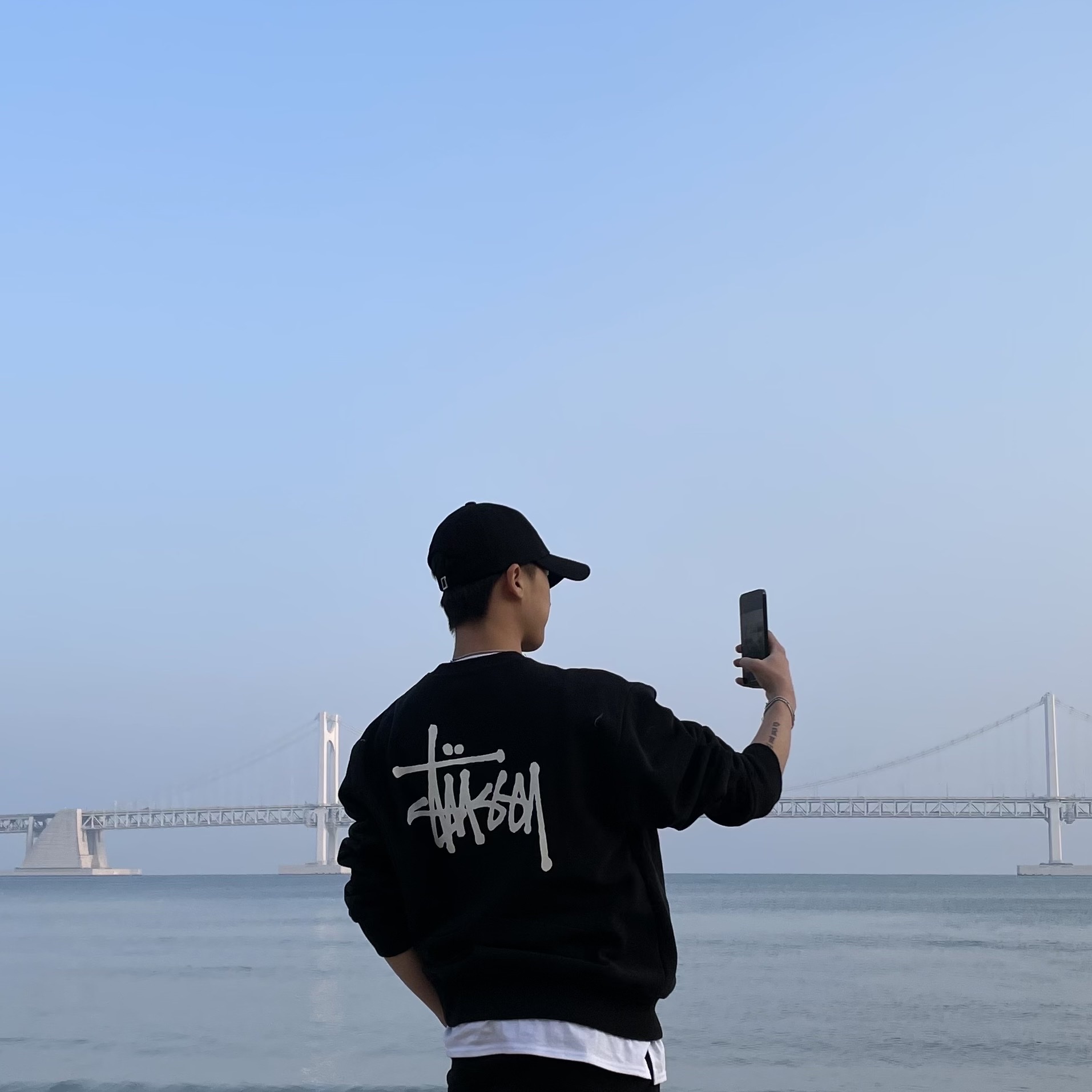 Stussy Basic Stussy Crew Black 2022, Wooyoungmi White Embroidered Logo Ball Cap Black 착용 스타일 - 2