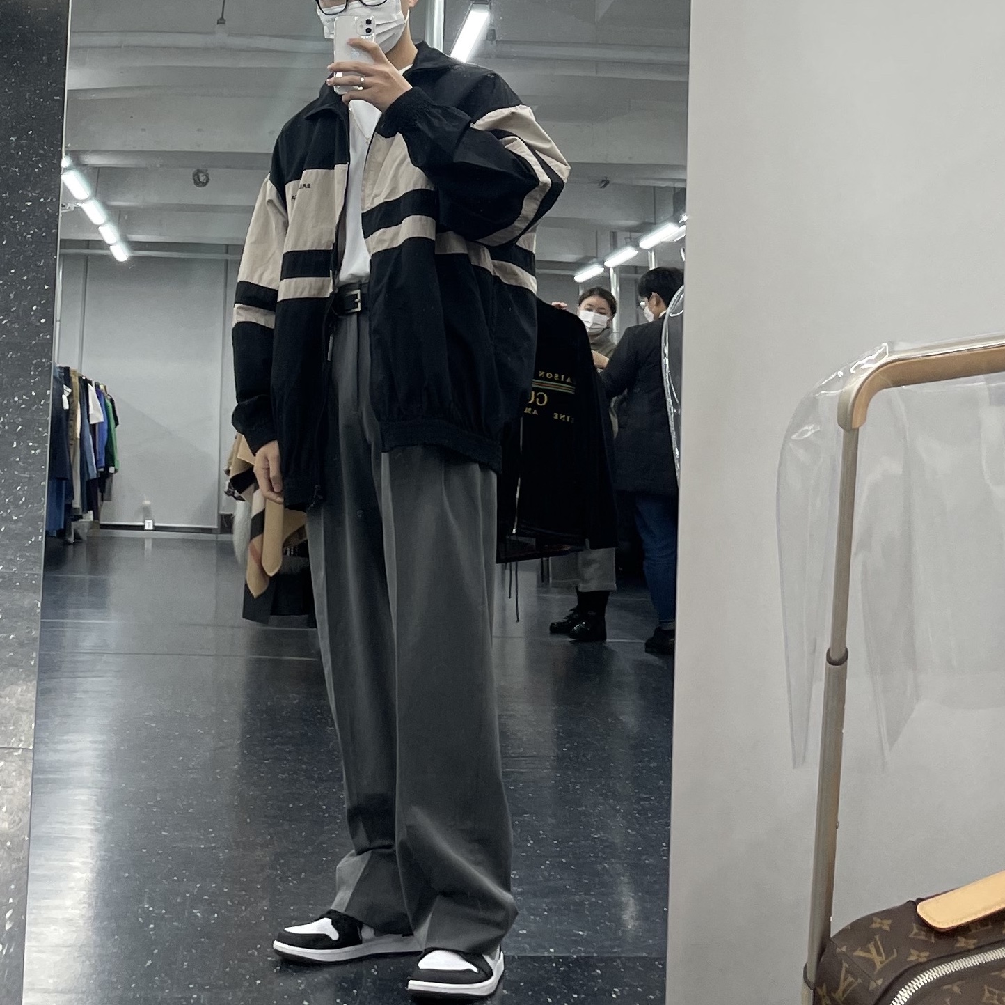 Jordan 1 Low Black Particle Grey, Yeezy Gap Engineered By Balenciaga Coated Cotton Anorak Black 착용 스타일