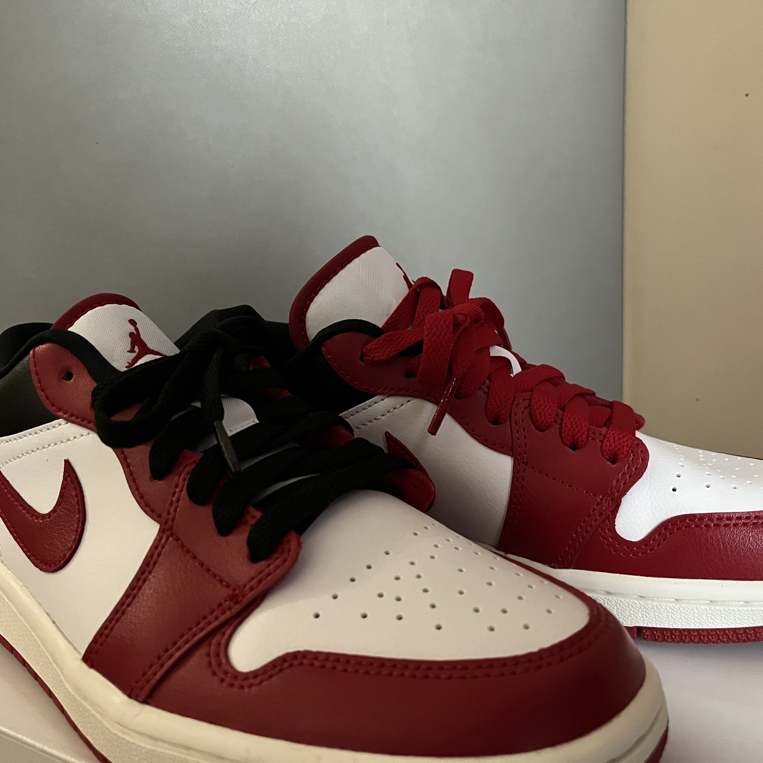 (W) Jordan 1 Low White Gym Red 착용 스타일 - 1