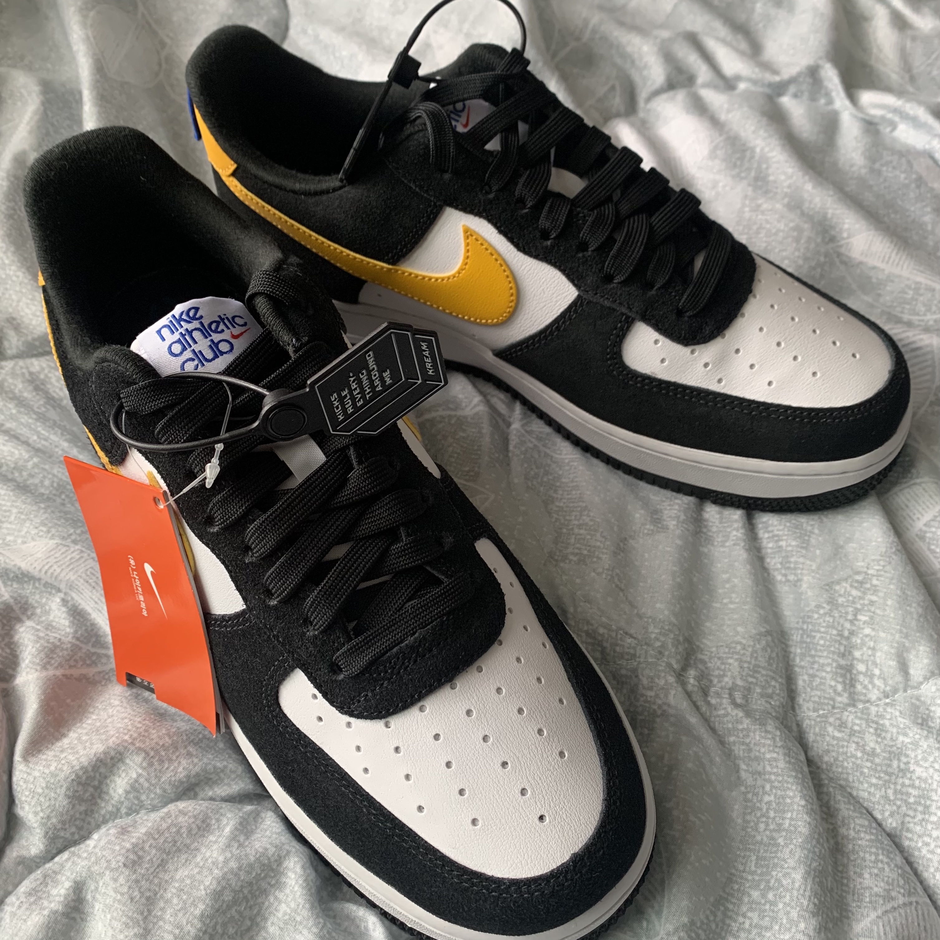 Nike Air Force 1 '07 LV8 Athletic Club Black Dark Sulfur 착용 스타일 - 1