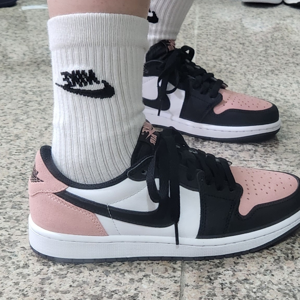 Jordan 1 Retro Low OG Bleached Coral 착용 스타일 - 3