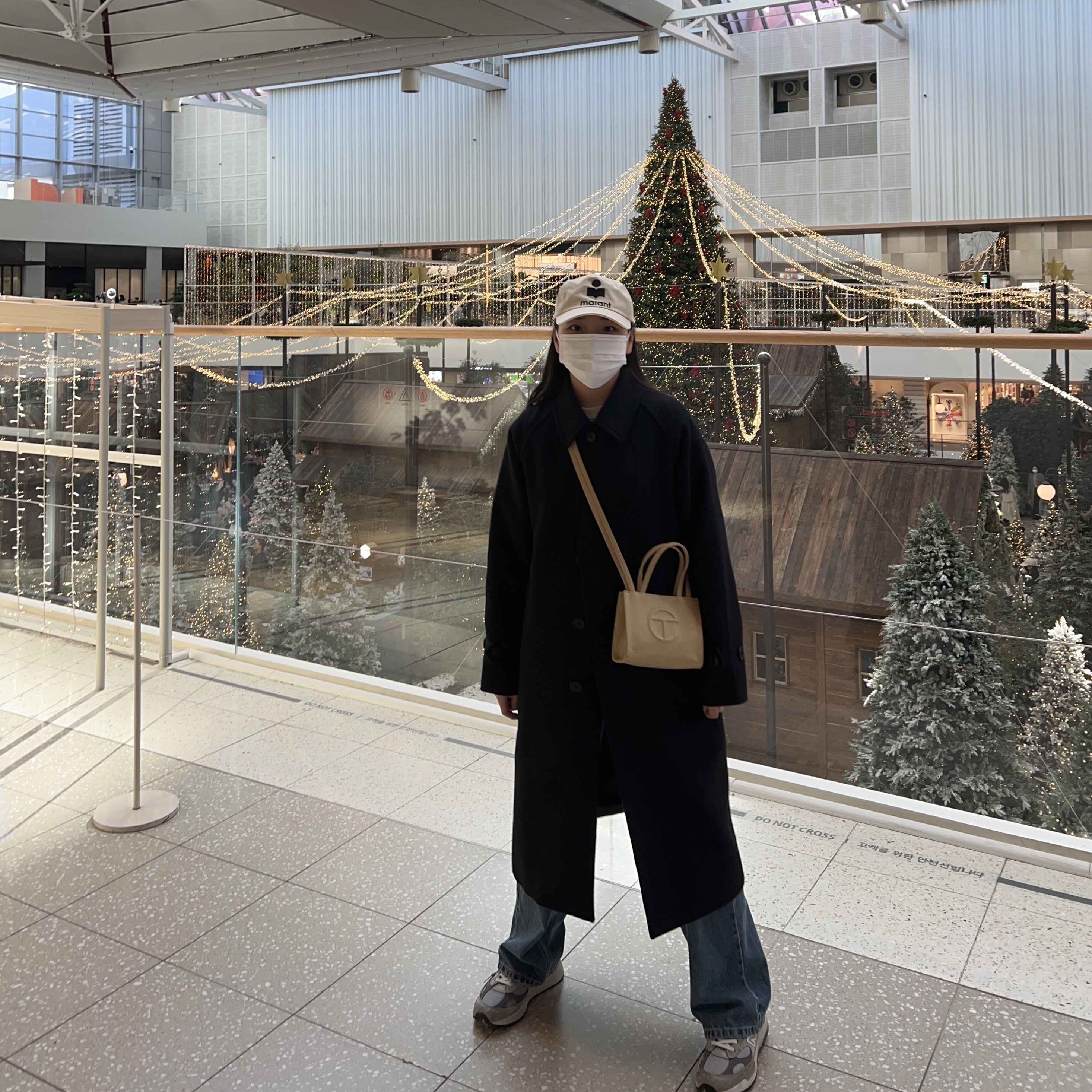 Telfar Small Shopping Bag Cream, (W) Isabel Marant Tyrony Cap Ecru Black 착용 스타일