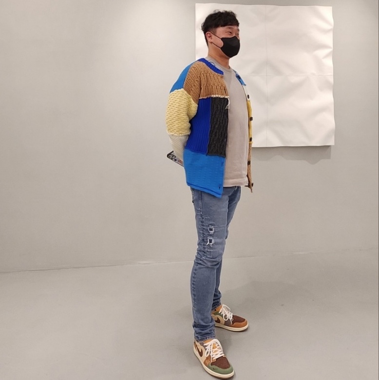 Jordan 1 x Zion Williamson Retro Low OG Flax and Oil Green, Zara x Ader Error Patchwork Oversize Knit Cardigan Multicolor 착용 스타일