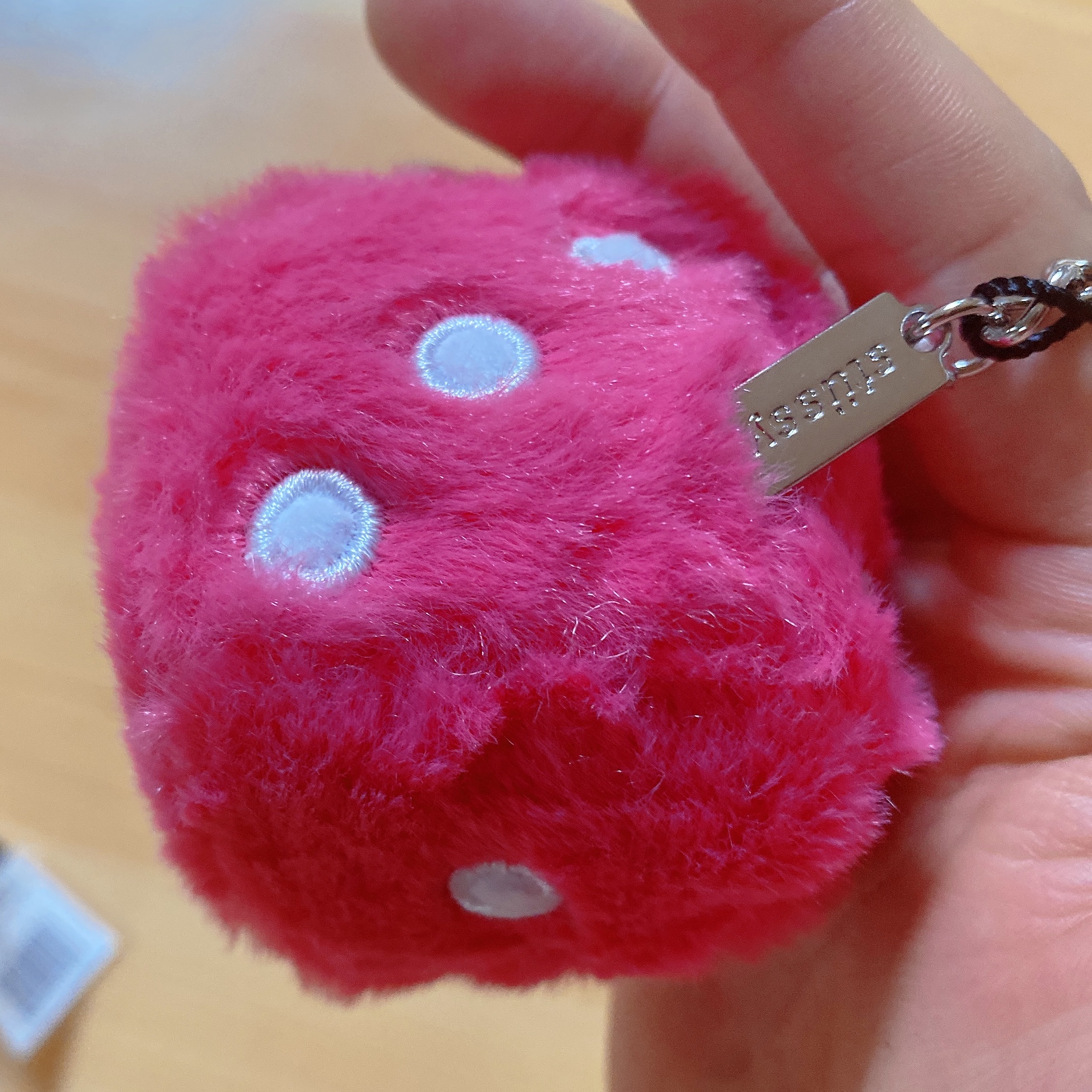 Stussy Fuzzy Dice Keychain Pink 착용 스타일